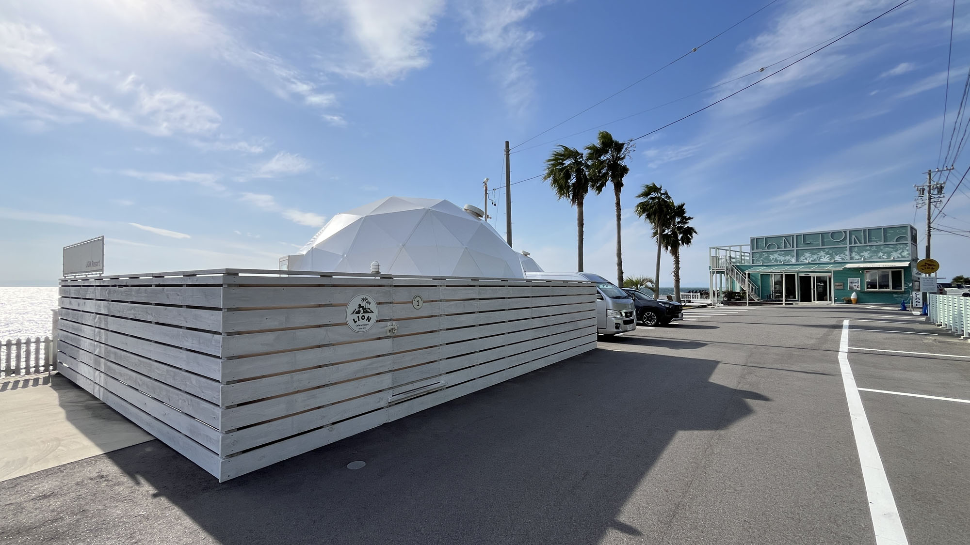 オーシャンフロントに佇む、ドームテント1の外観*