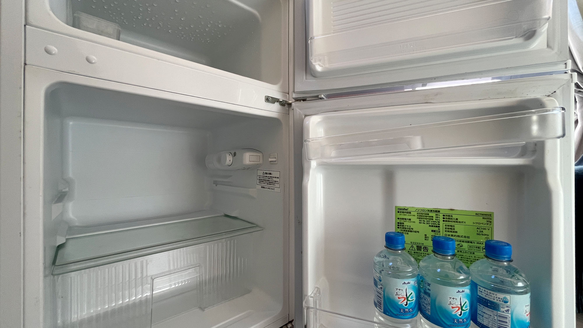 客室内冷蔵庫完備。滞在中も快適にお過ごしいただけます*