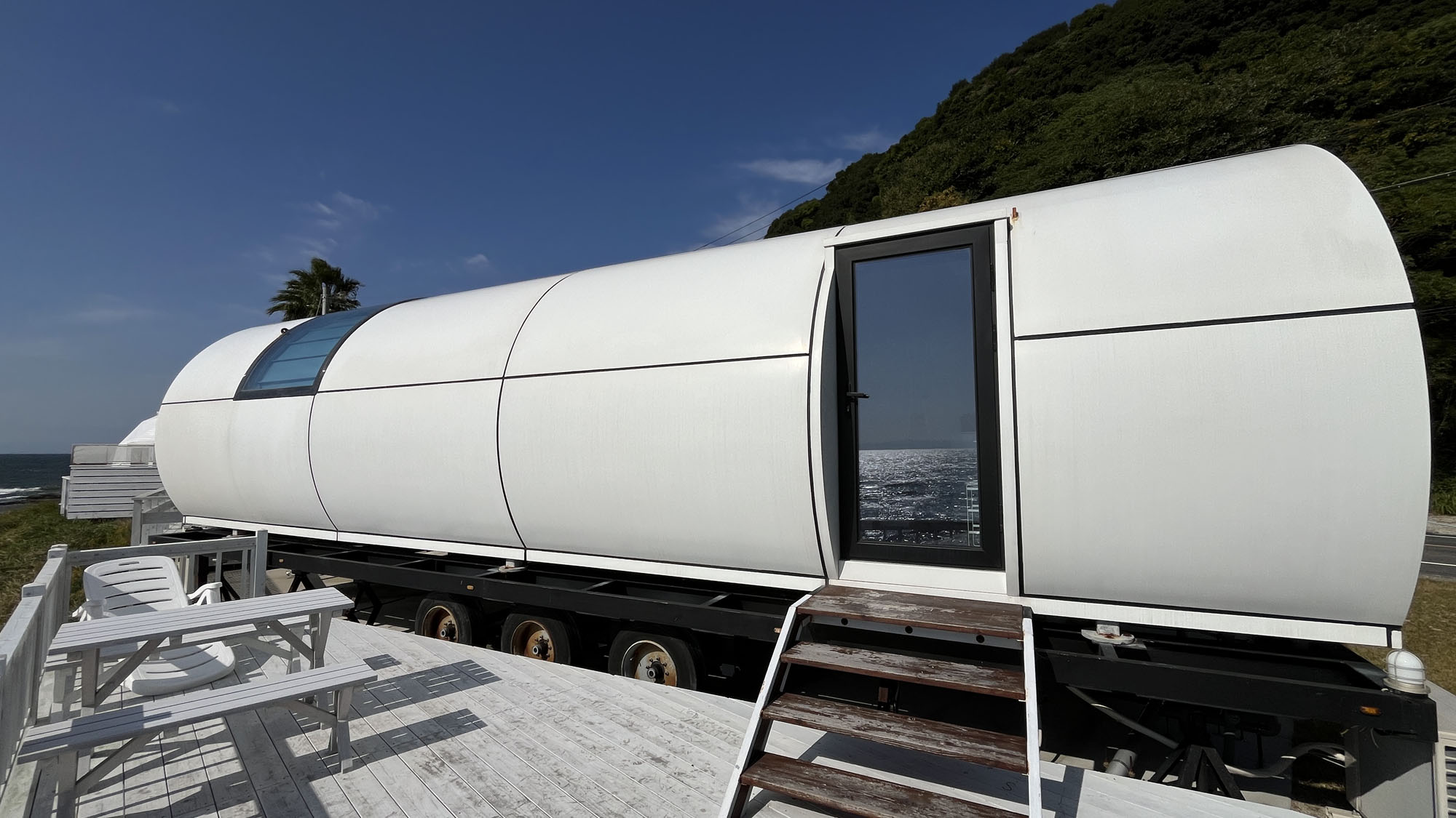 白を基調とした洗練デザインのトレーラーハウスで、非日常のひととき*