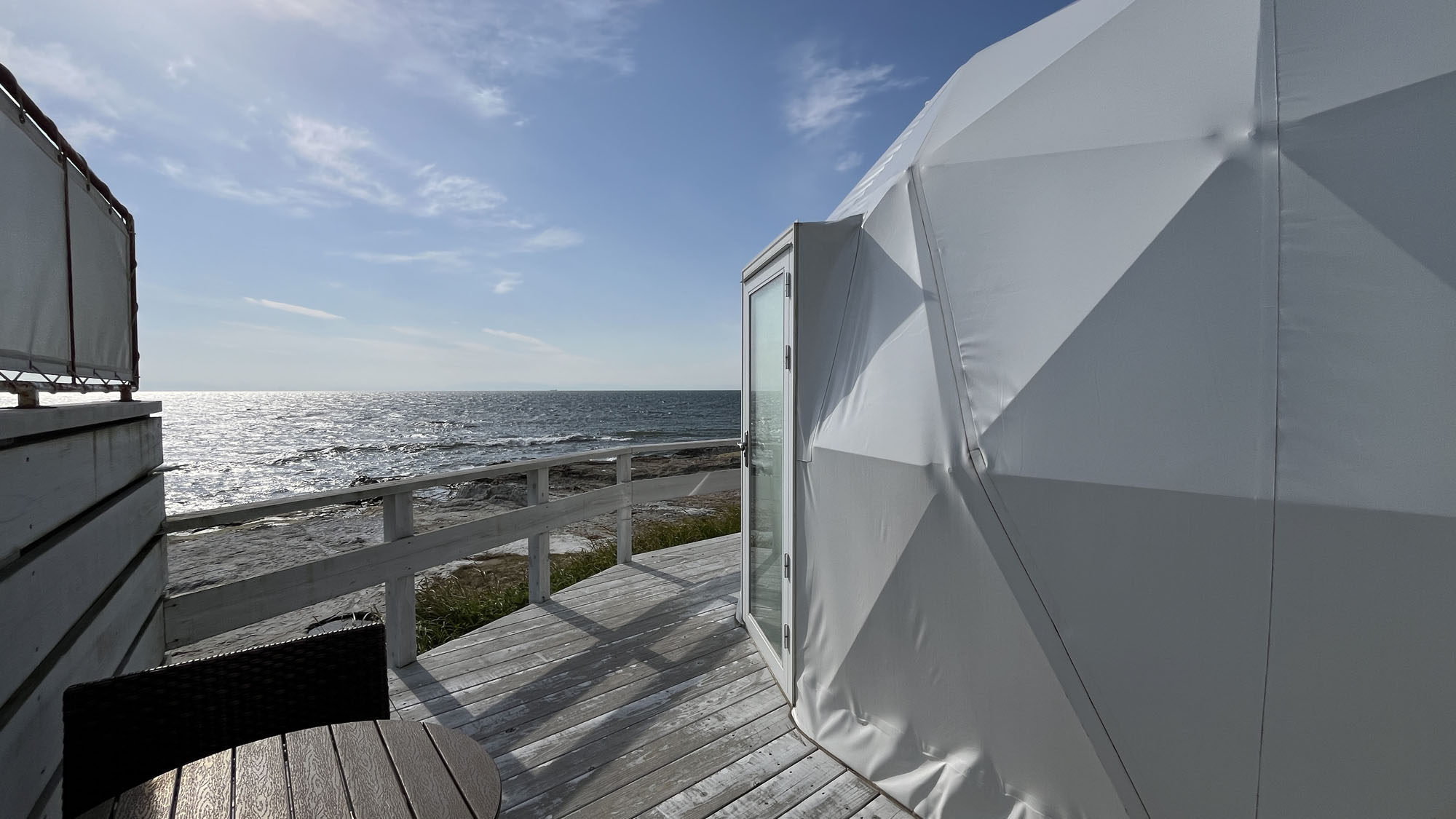 波音を感じながら過ごせる、ドームテント2の外観*