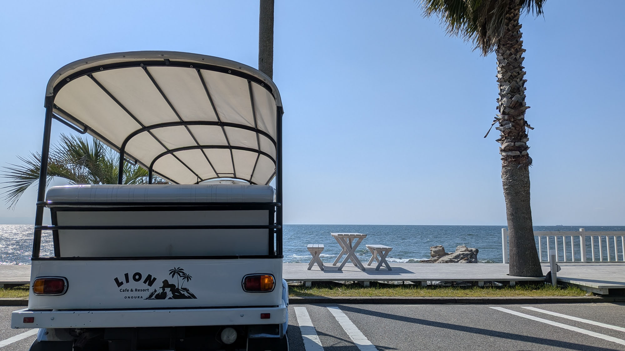 南国気分を演出するトゥクトゥクで、海辺のリゾート時間を満喫*