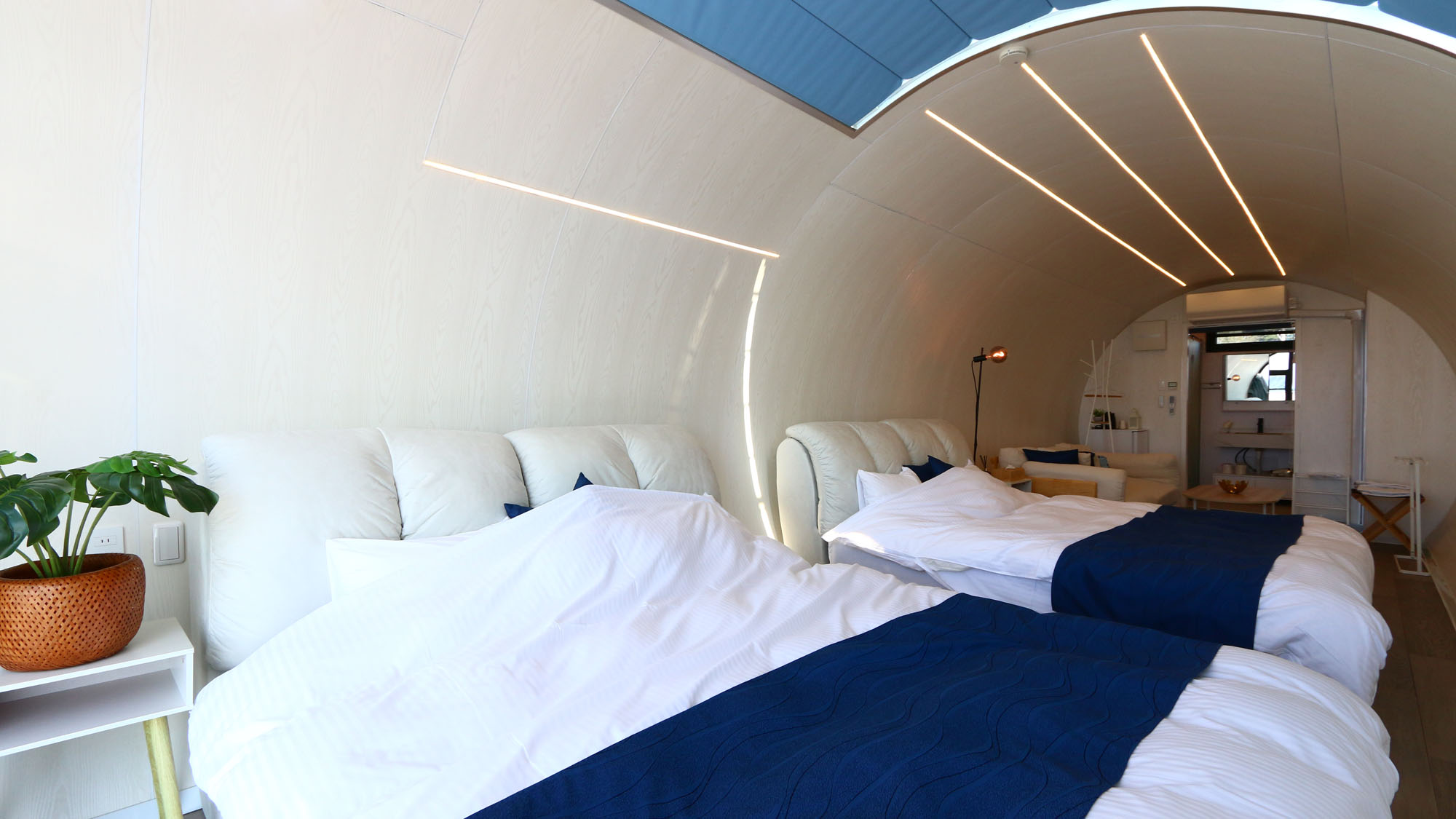 スタイリッシュで快適なトレーラーハウス客室。非日常を楽しめる上質な空間*