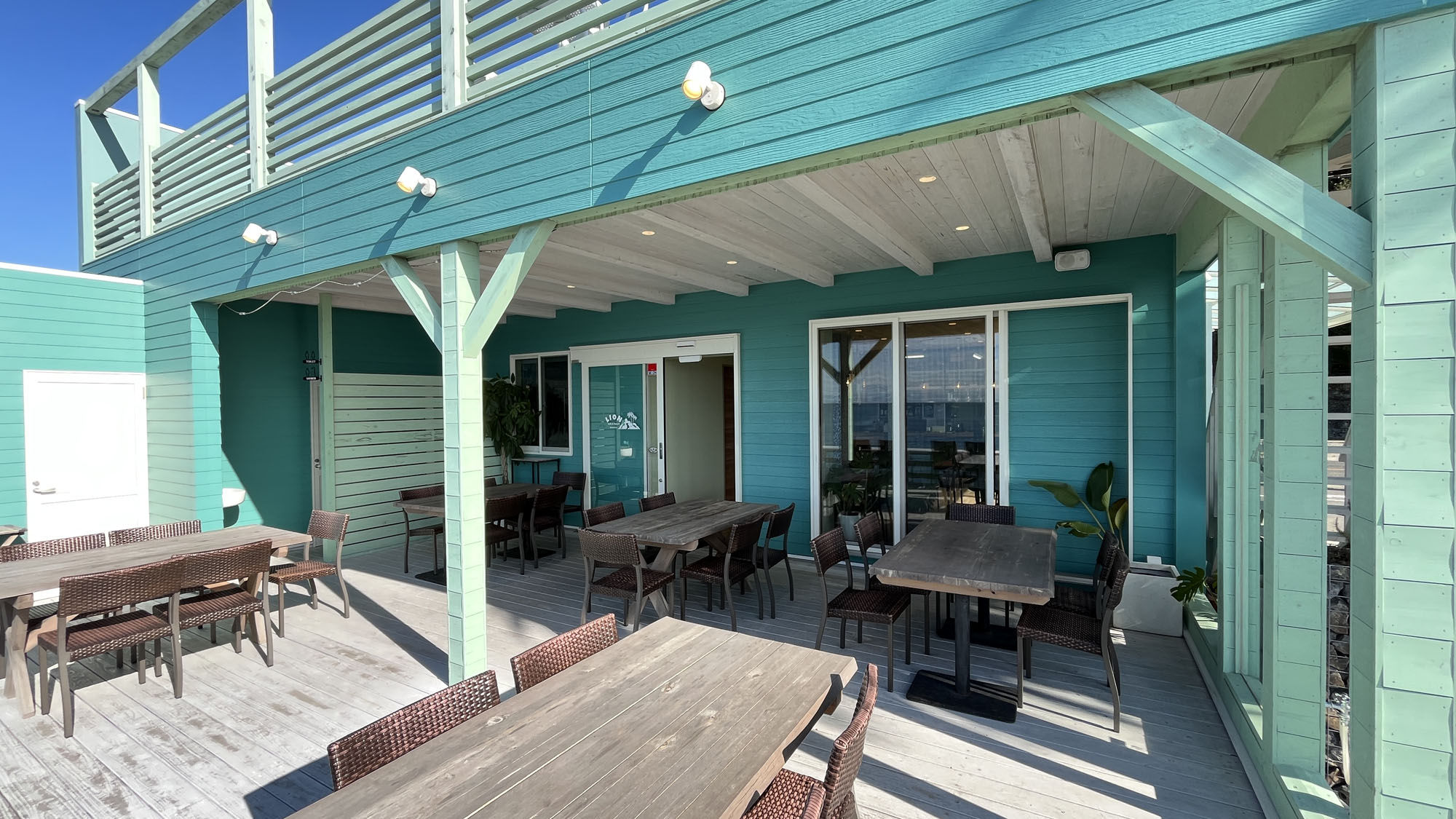 リゾート感あふれる建物に併設された、心地よいカフェテラス*