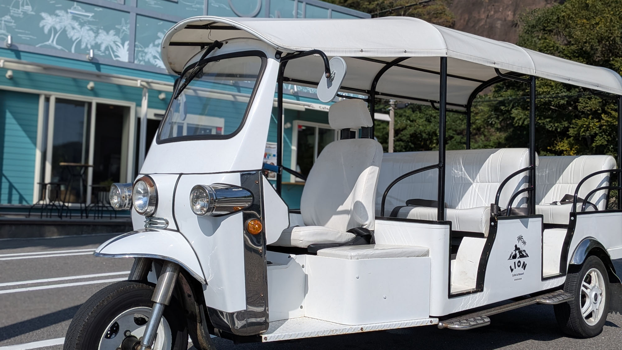 大人も子どもも楽しめる、リゾート感たっぷりのトゥクトゥク*