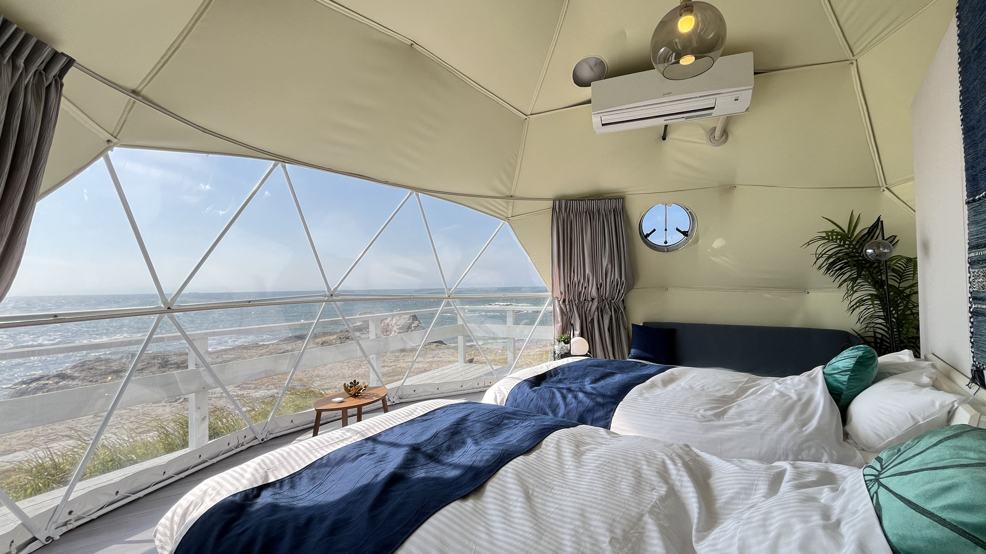 海を間近に感じられる、ドームテント2のオーシャンビュー客室*