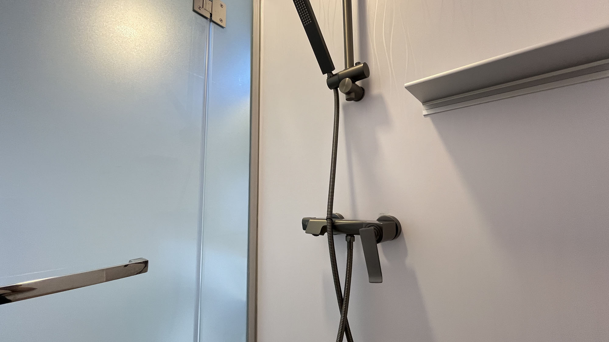 清潔感のあるシャワーブースを備えたトレーラーハウス*