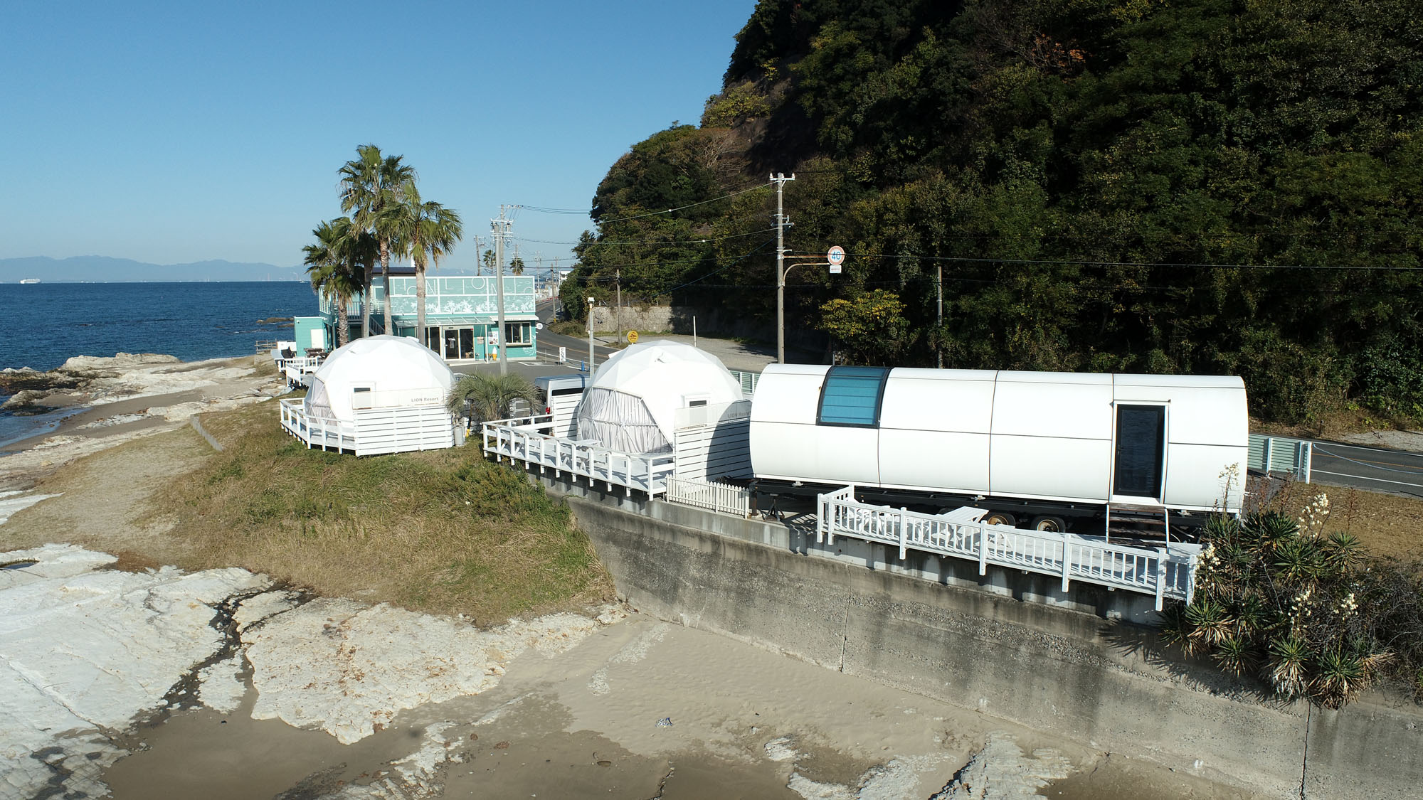 ドームテントとトレーラーハウスを備えた、海辺のグランピング施設*