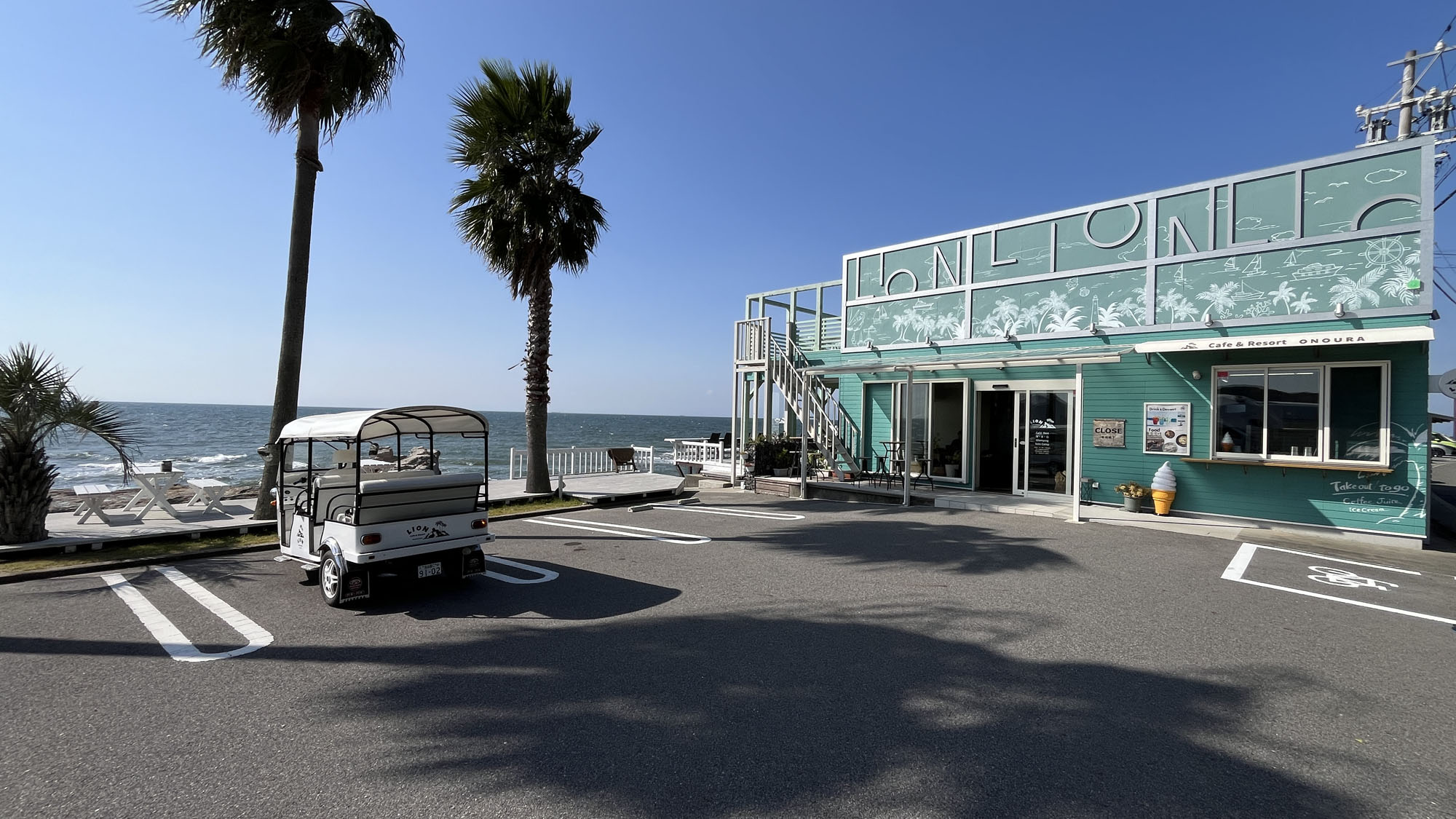 ヤシの木と海に囲まれた、南国リゾート気分を味わえるカフェ*