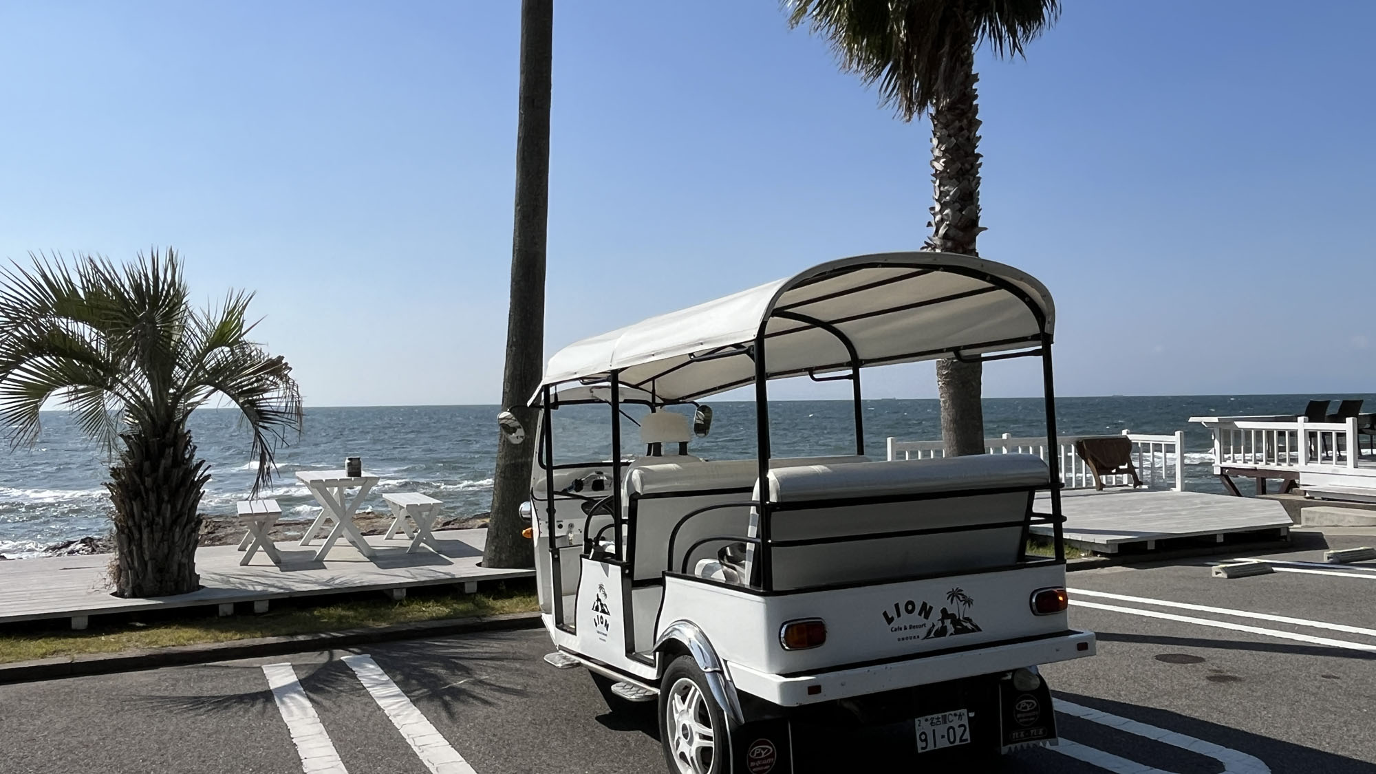 海と空に映える、リゾートトゥクトゥク*