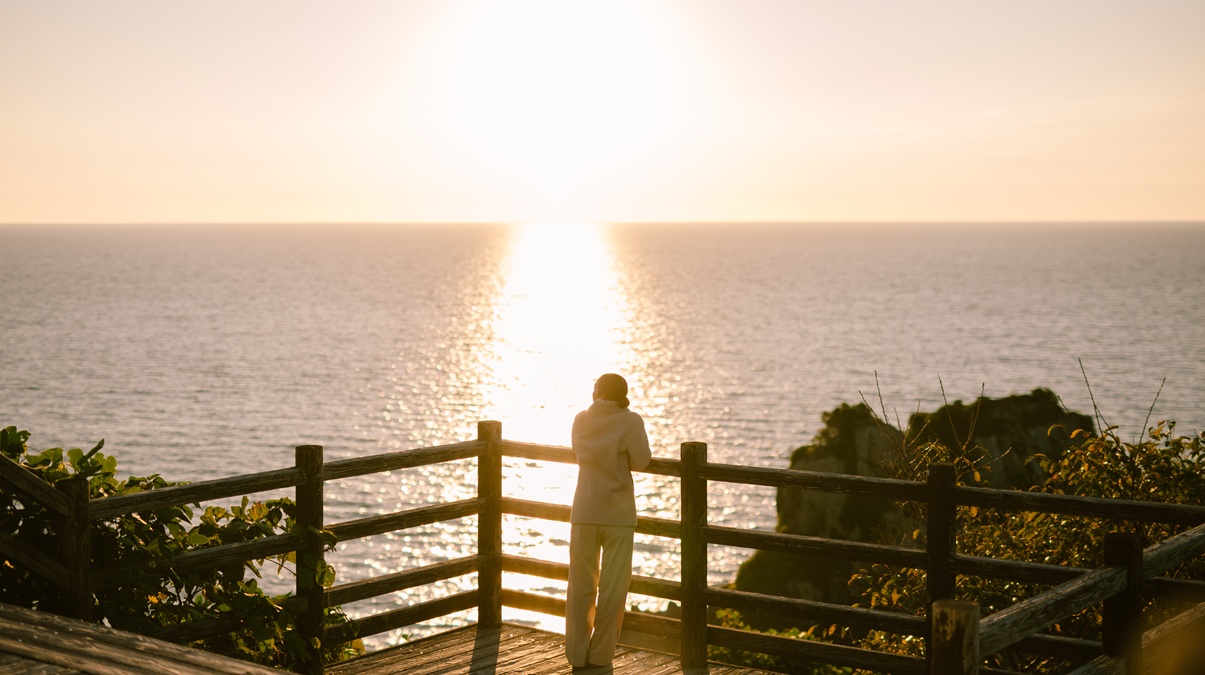 五足のくつの海に沈む夕日