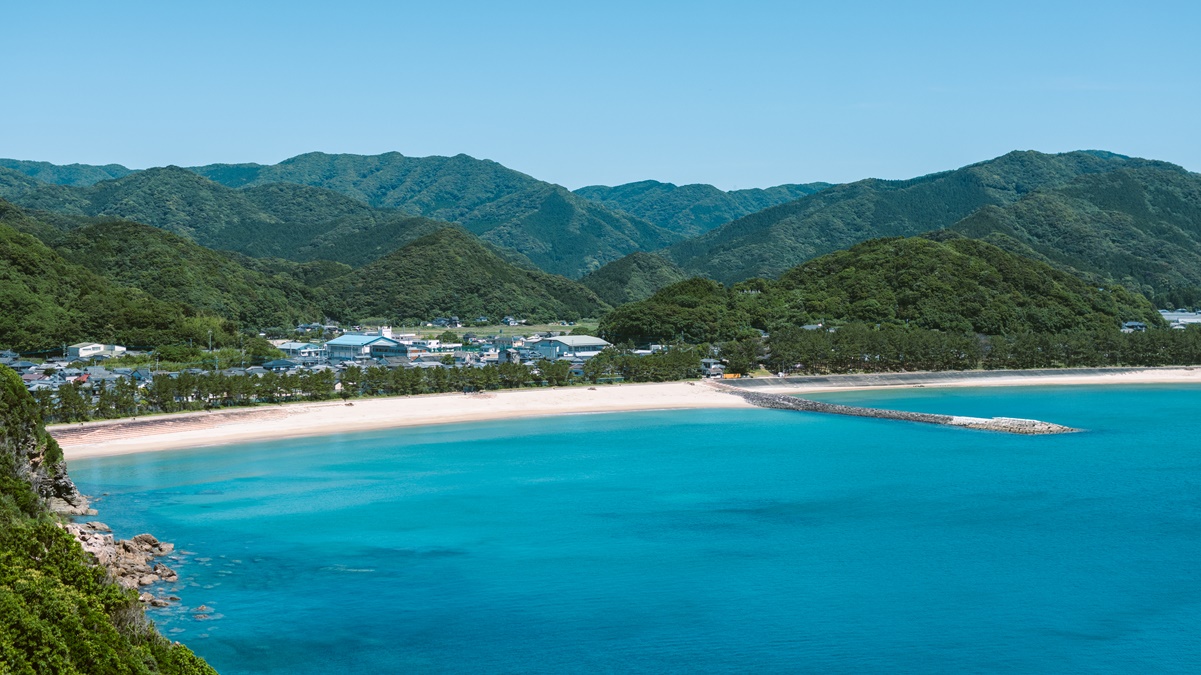 天然白砂の白鶴浜海水浴場