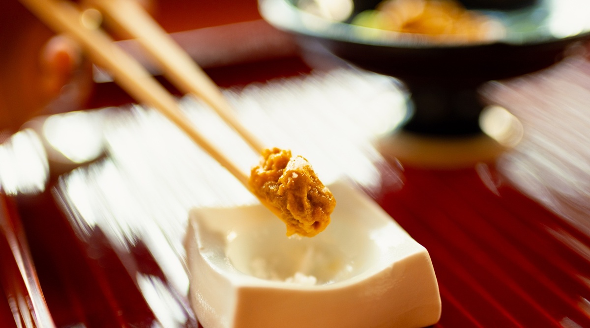 紫ウニは天然塩につけてどうぞ