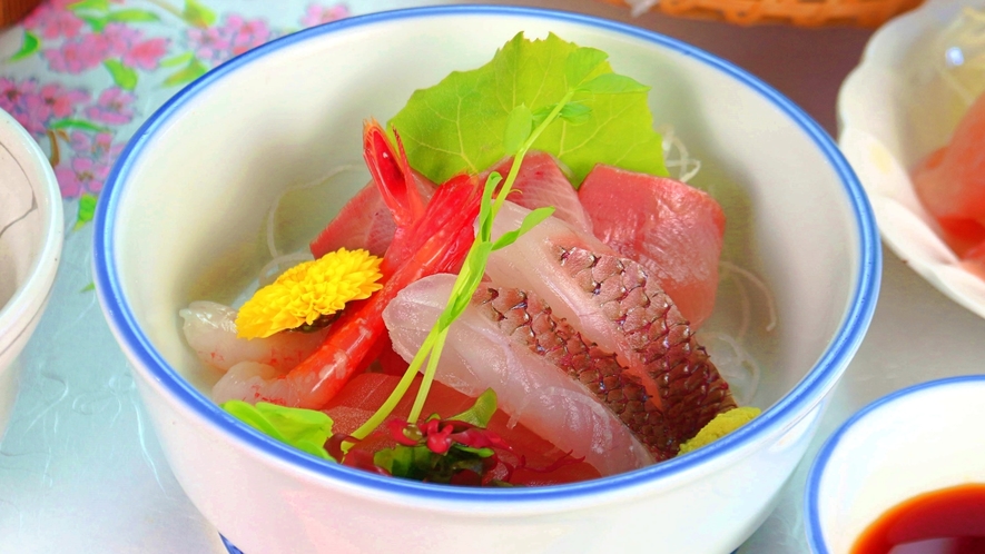 【食事】 夕食  日本海で捕れたお刺身　ブリ、タイ、甘エビ