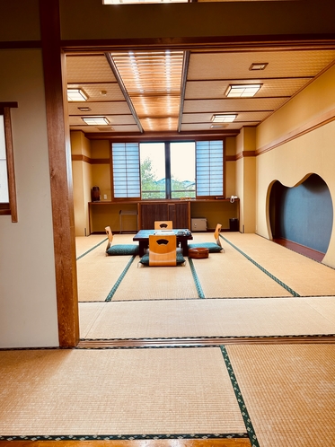 世界遺産”富岡製糸”の繭をイメージした17畳和室