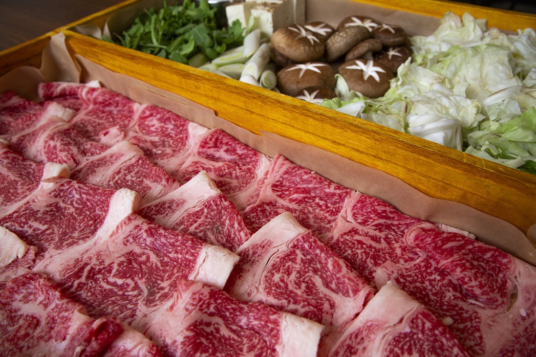 【早割り！15％OFF！】【冬季限定】みんなで囲むトリュフすき焼きディナー〈朝夕２食付〉