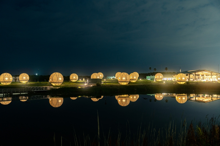鴨池に映る宵の球体テント