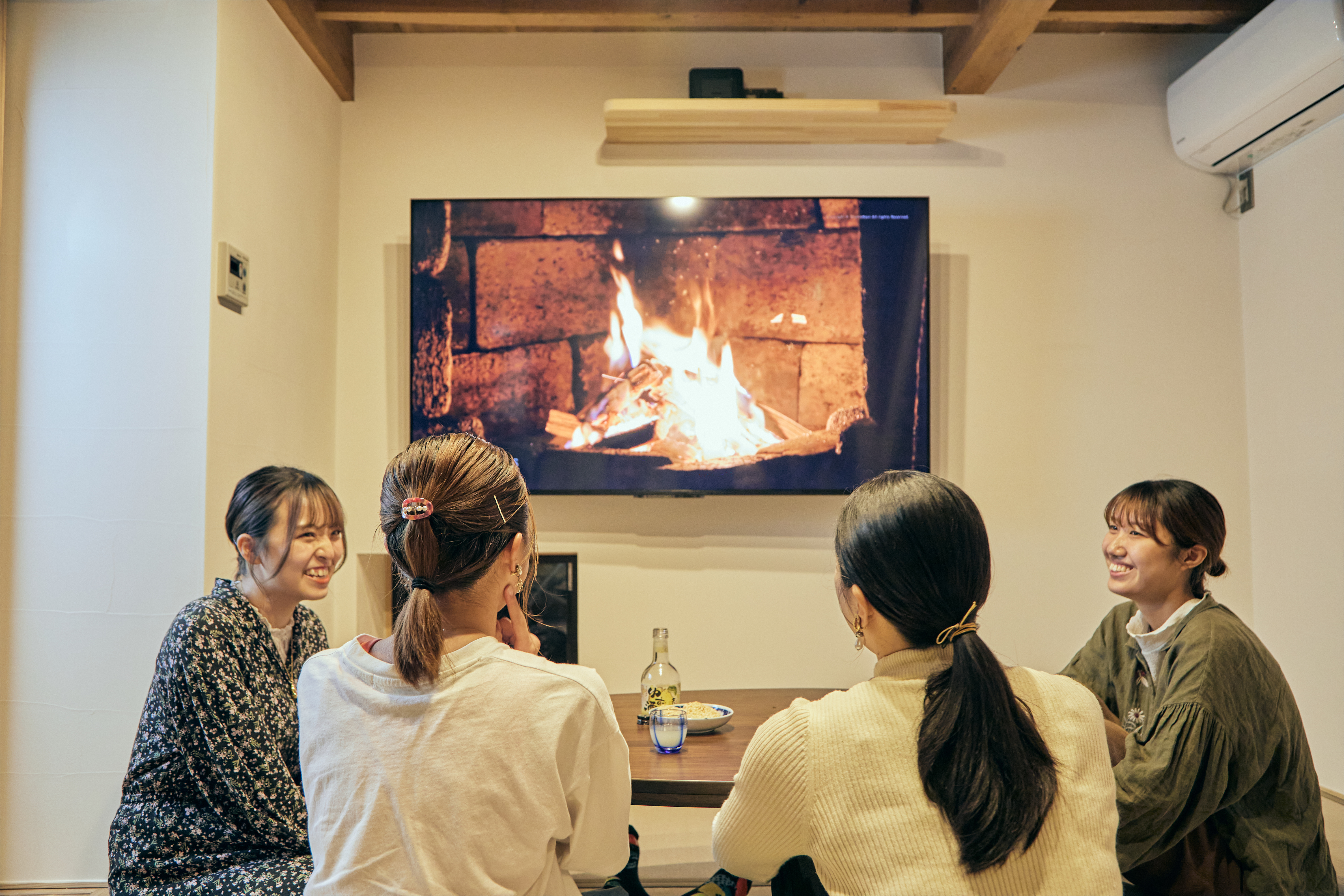  皆様で机を囲み、第二の我が家のようにリラックスしてお過ごしください♪