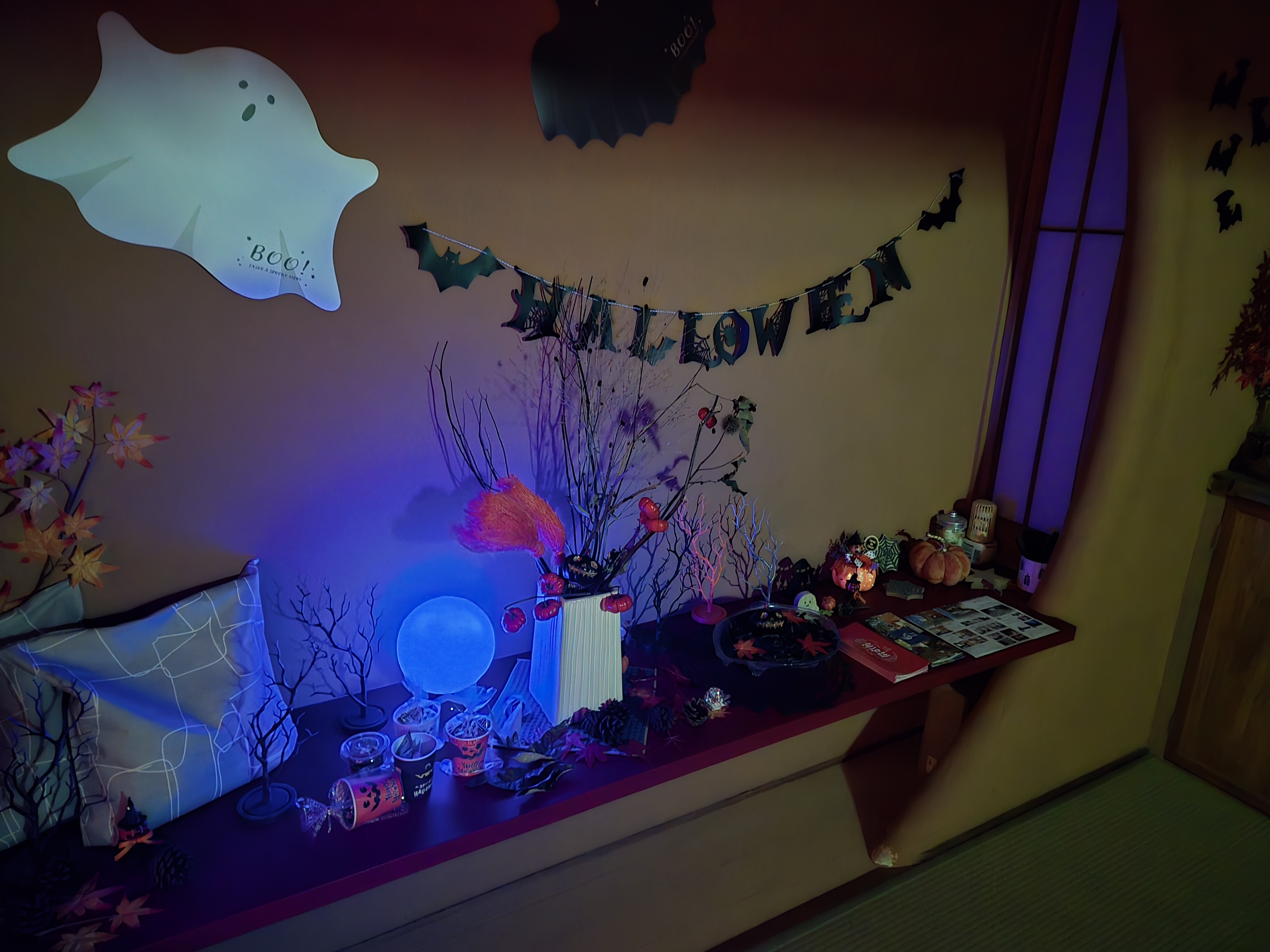 ハロウィンのロビー（夜間）