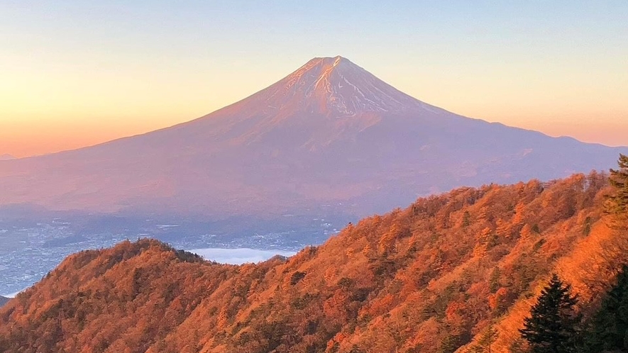 朝日が昇る富士山