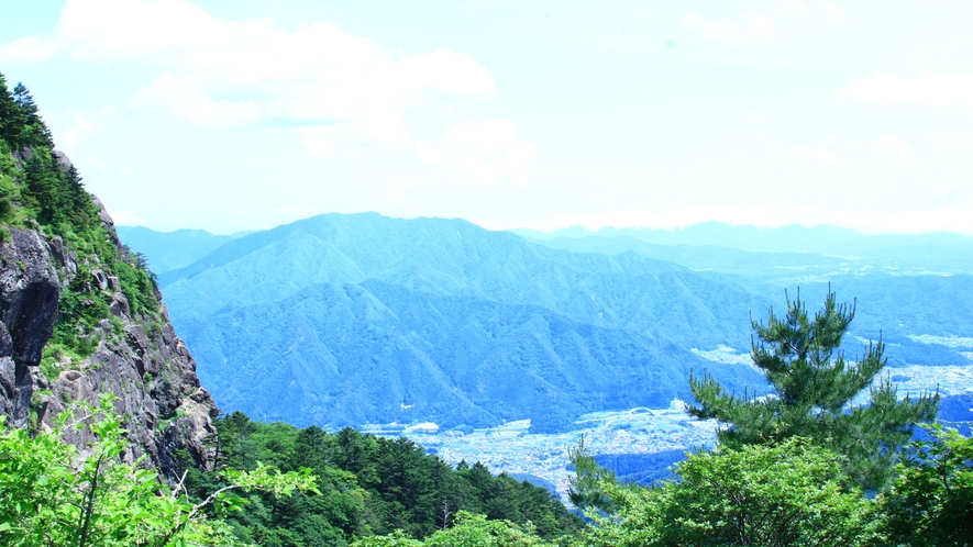 【展望デッキ】甲州の山々が連なる景色　この右手に富士山