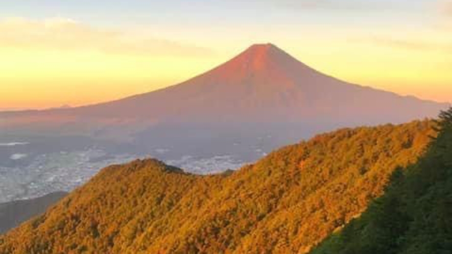 早朝の紅く染まる富士山