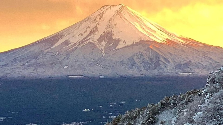 夕焼けに映える富士山