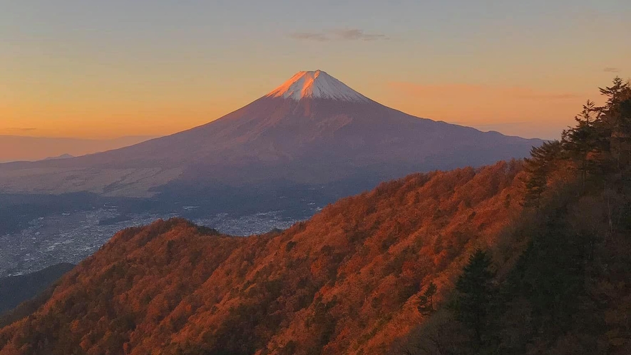 朝日に染まる山並みと富士山