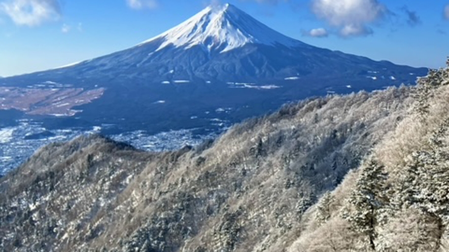 冬の富士山は青い空に映えます