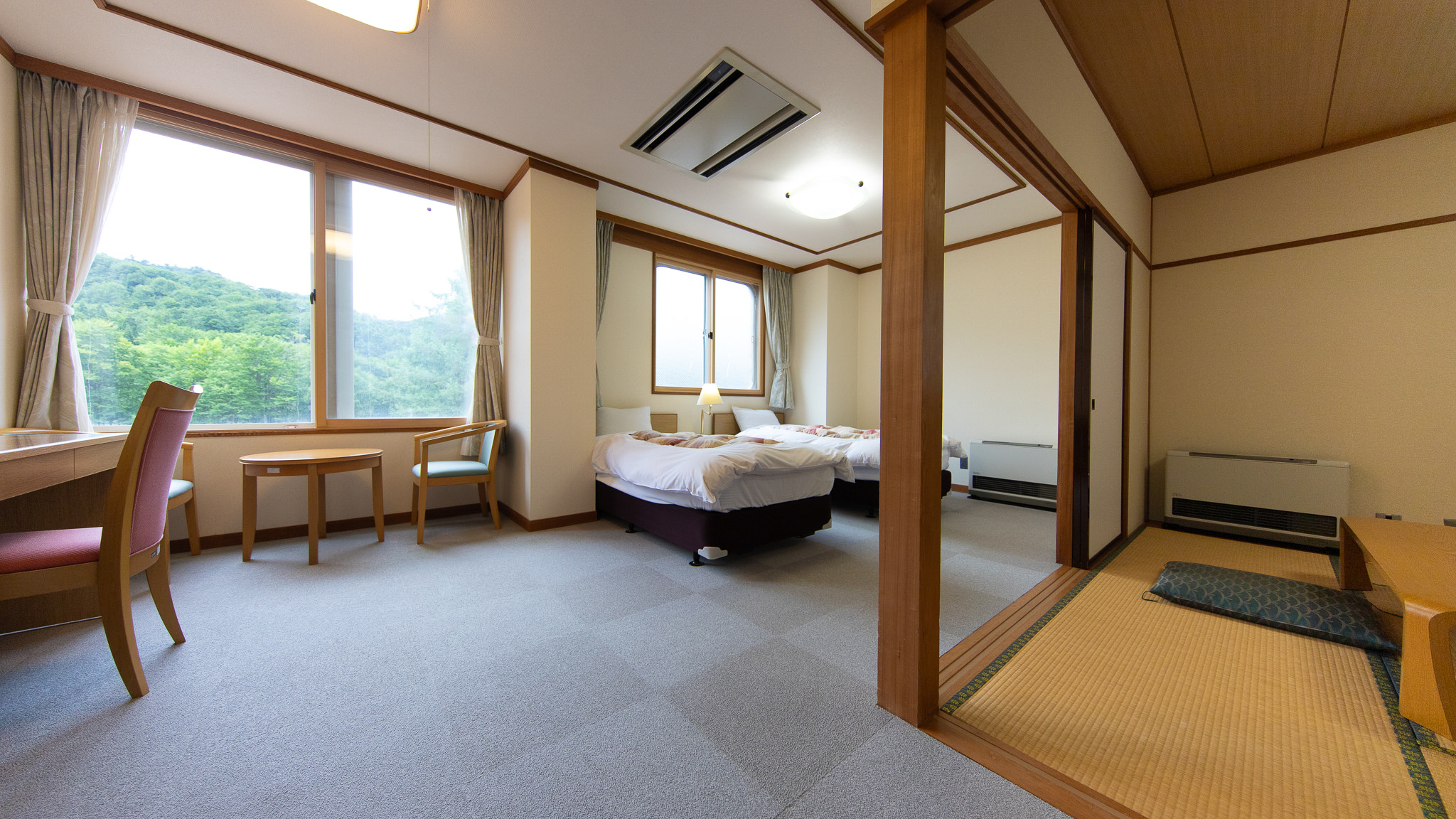 【お部屋】窓の外に広がる自然を眺め、野鳥の声を聞きながら、洋室と和室の2部屋でゆっくりくつろげます。