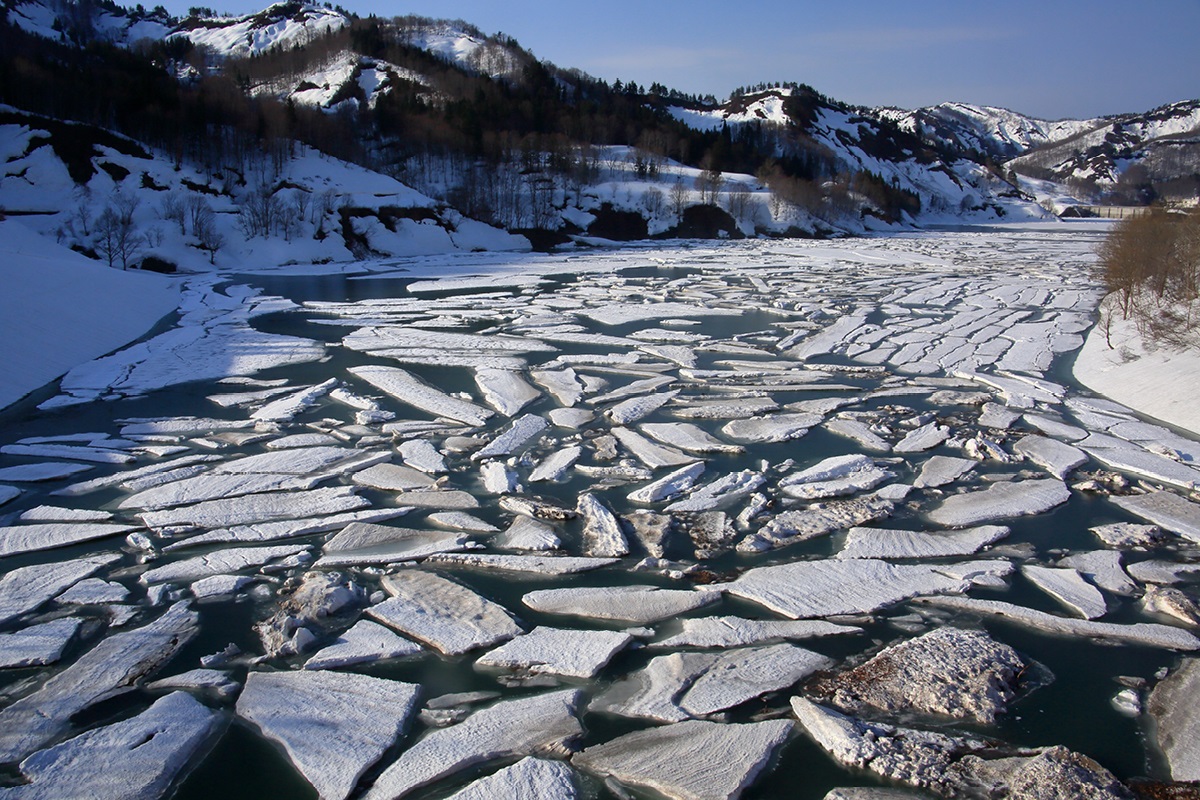 魚沼市の春の風物詩 破間川の「雪流れ」へも徒歩圏内！！