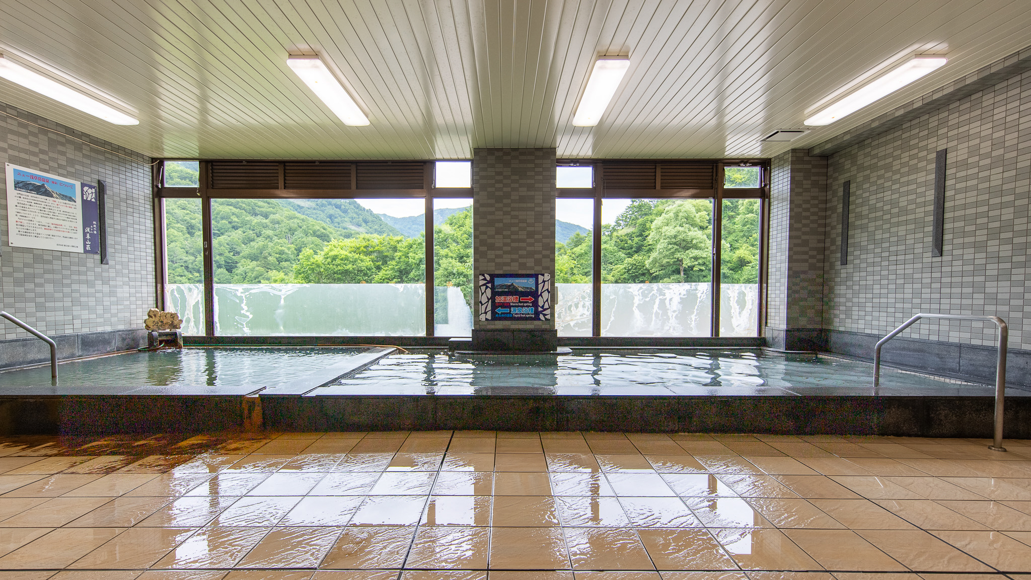 【温泉】目の前に広がる緑を眺めながら、ぬる湯でほっとひと息。