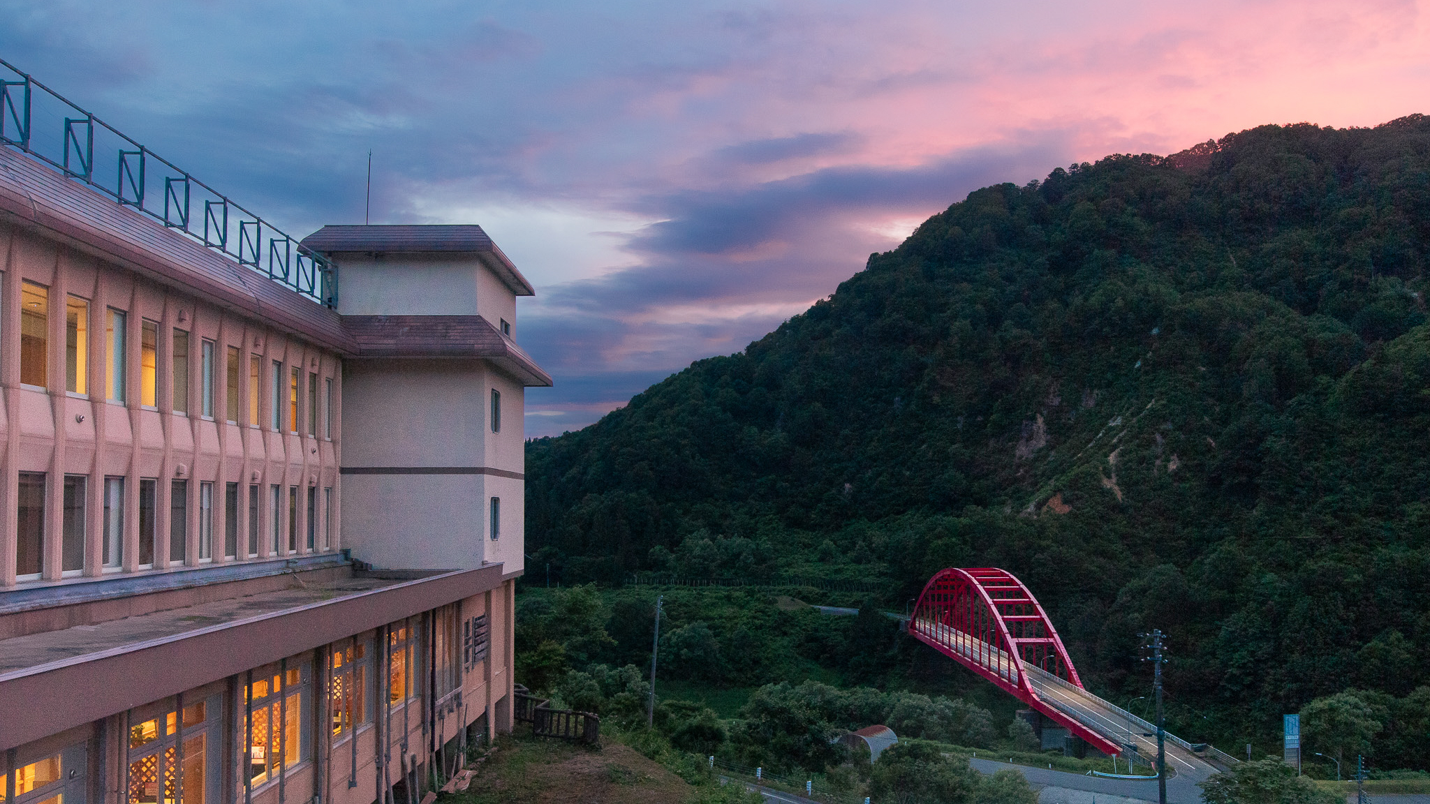 夕暮れに染まる空と赤い橋。浅草山荘で迎える静かなひととき。