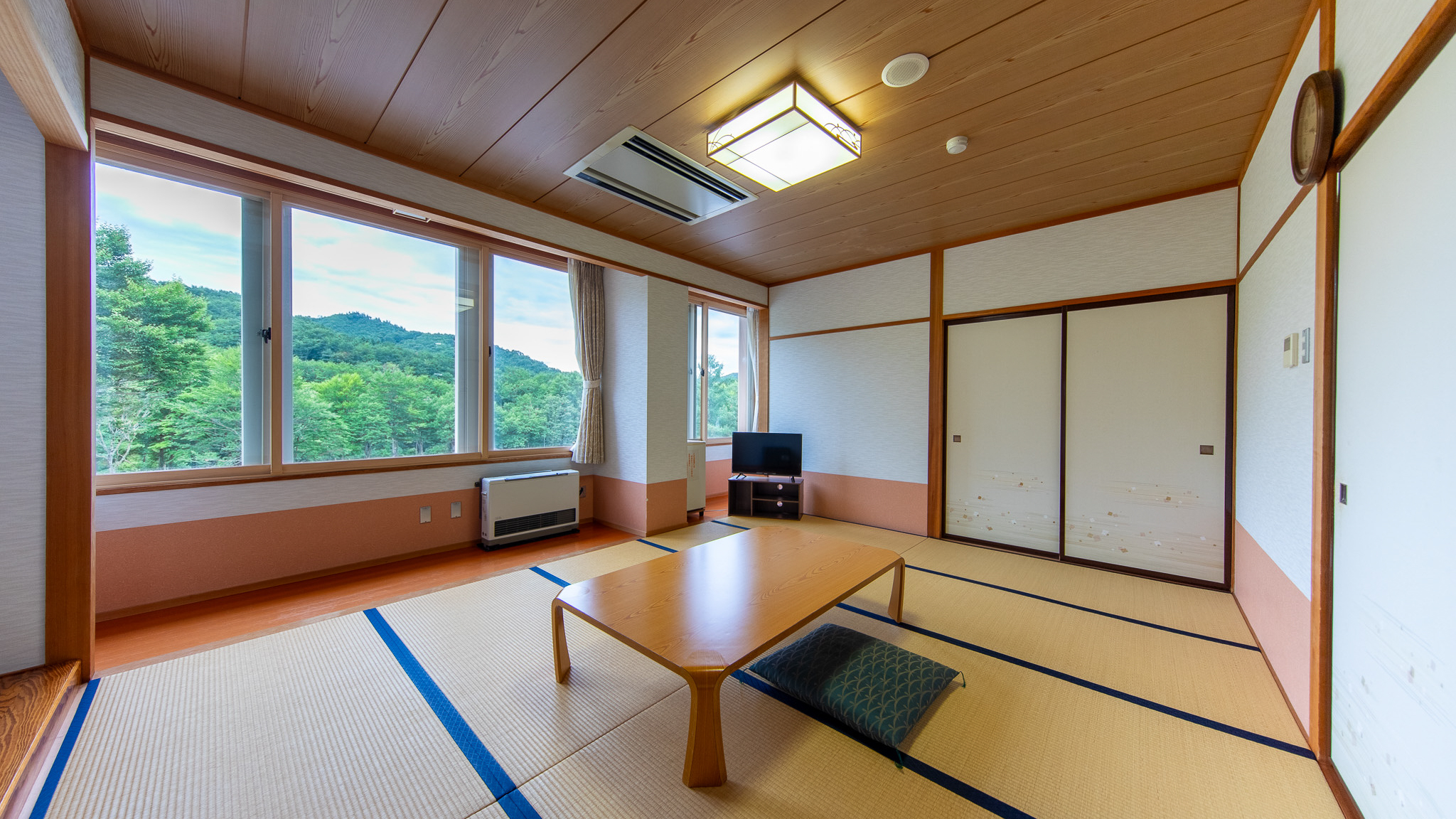 【お部屋】窓の外に広がる自然を眺められる昔ながらのゆったりくつろげる和室