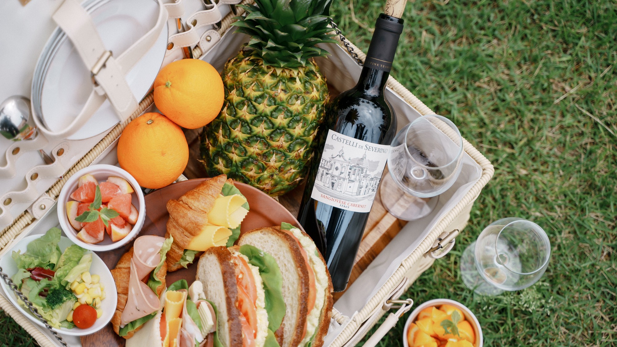 ＜朝食バスケットイメージ＞レストランの朝食ブッフェからお好きなお料理を詰めて