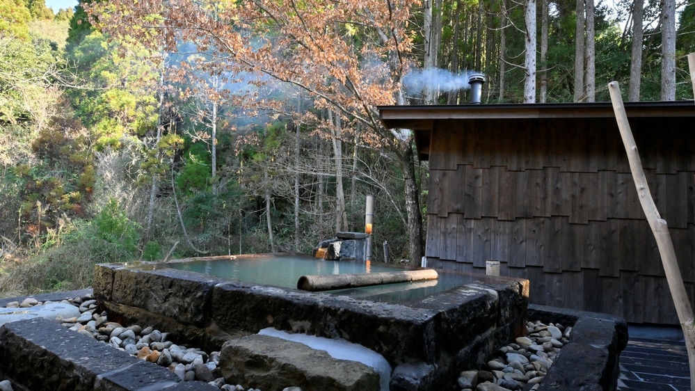 【無創庵付（貸切）】源泉掛け流しの離れで寛ぐ、静かな湯宿滞在
