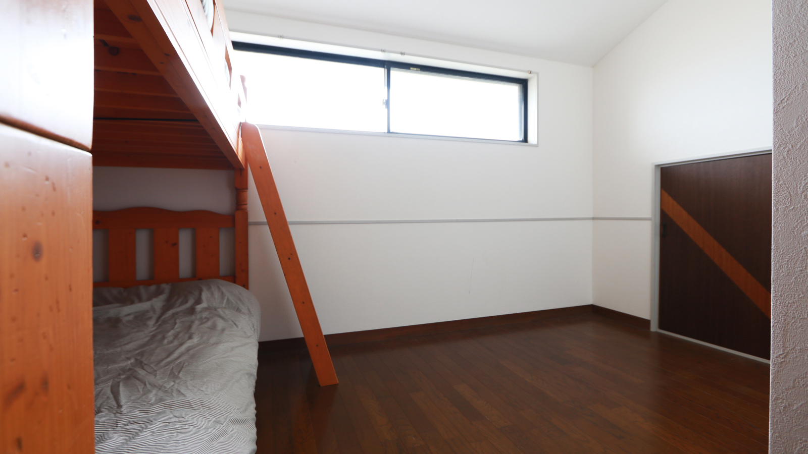 【洋室　D】-二段ベッド-空間が広く、開放感のあるお部屋。
