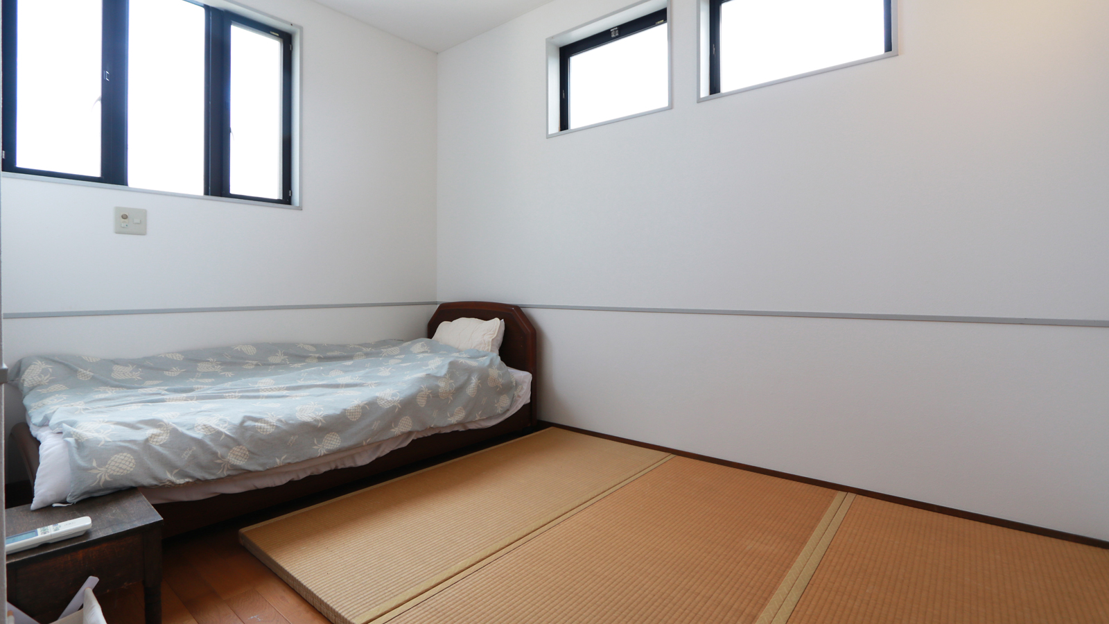 【洋室　B】-畳シングル- ベッドの横に畳を敷きました。座ったり寝転んだり。ゆったりお過ごしください