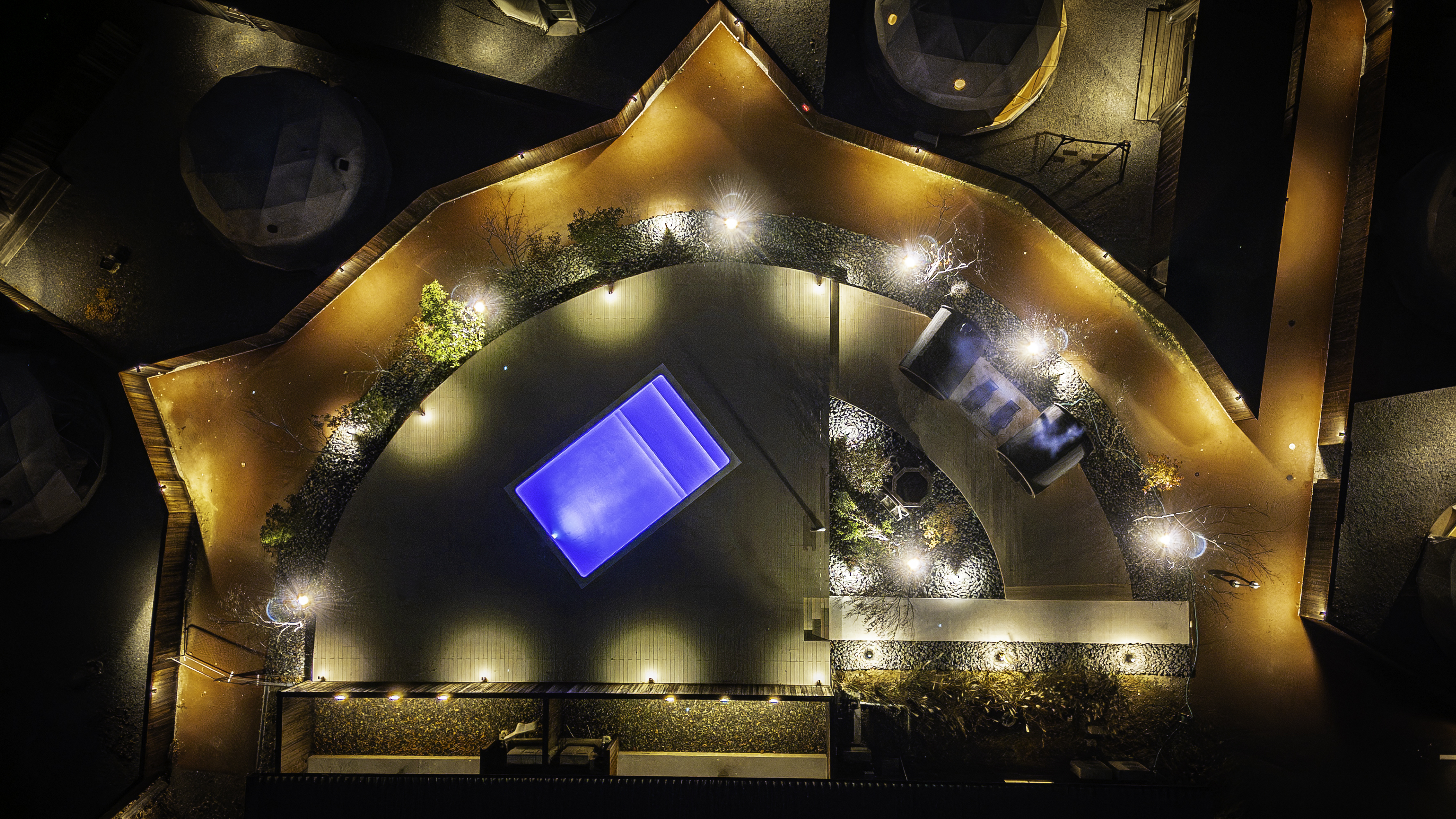 プールとテントの上空からの夜の画像