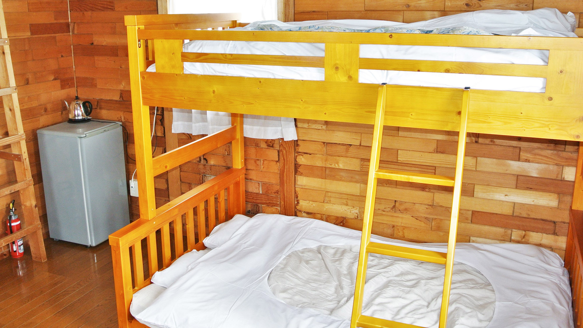 ・【ロッジ／3ベッド】下段がセミダブルの2段ベッドです、広くお使いいただけますよ♪
