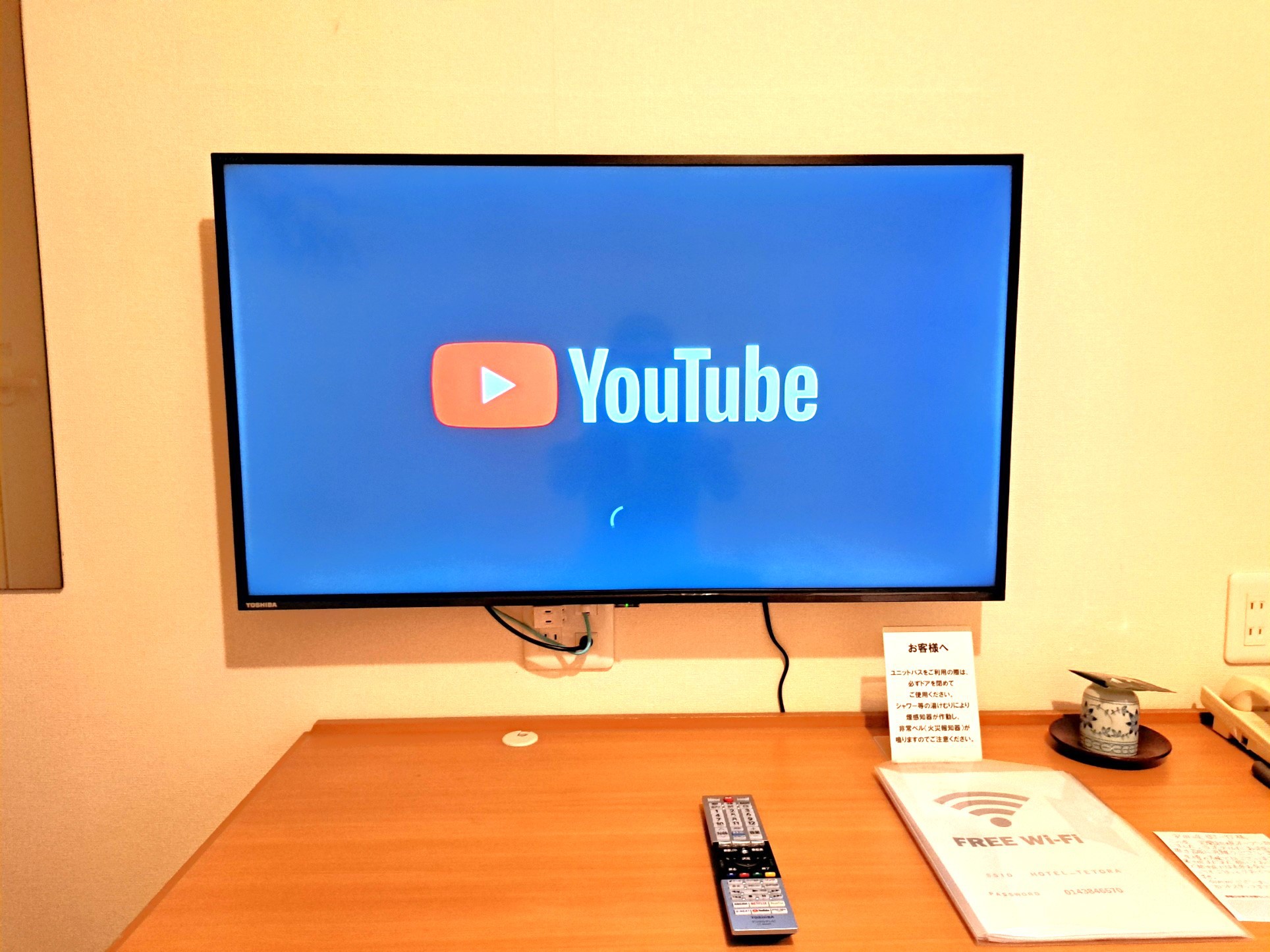 室内大型壁掛けテレビ