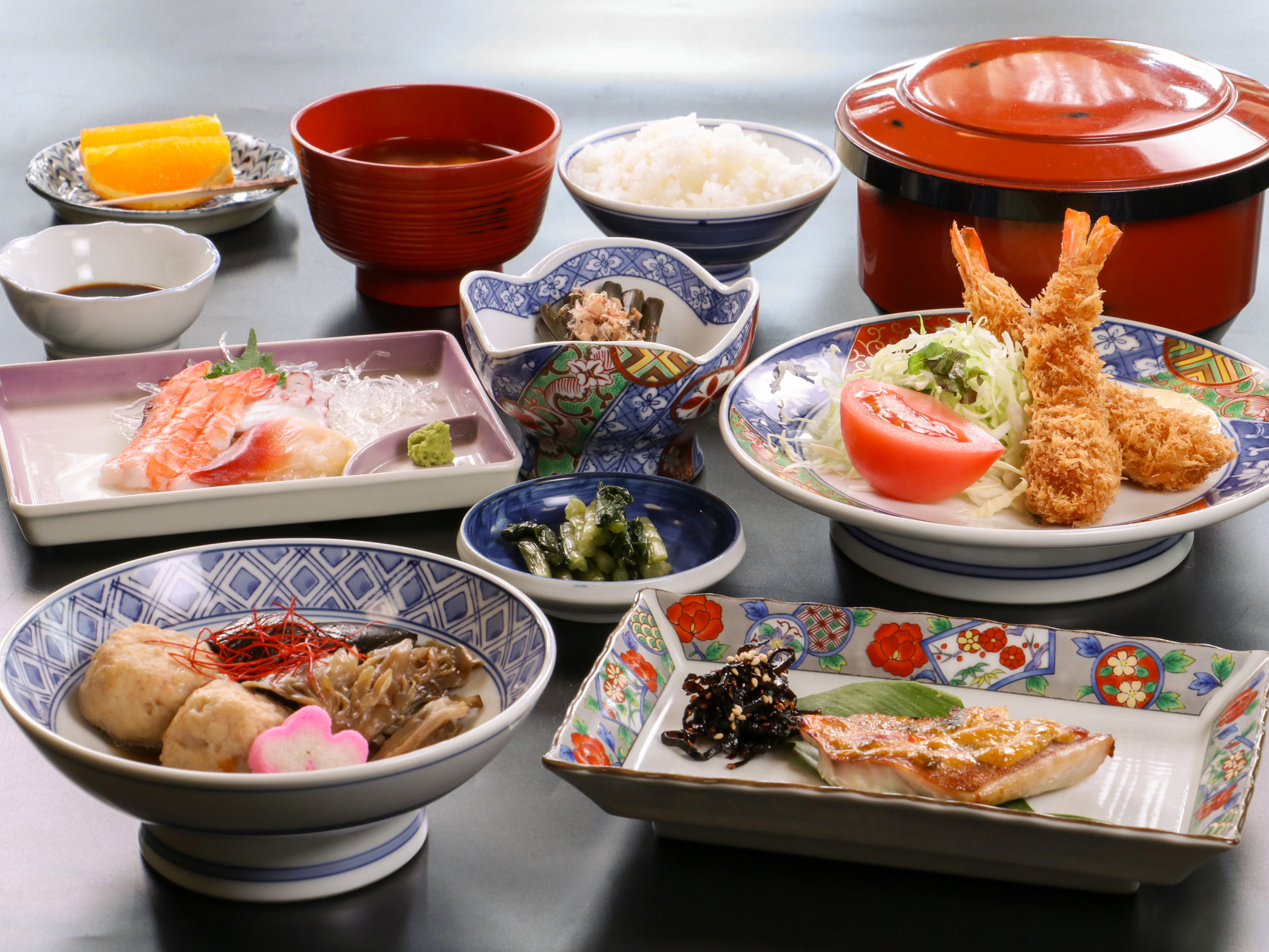 #夕食一例　彩り豊かな料理とともに、のんびりとした夕食のひとときをお過ごしください