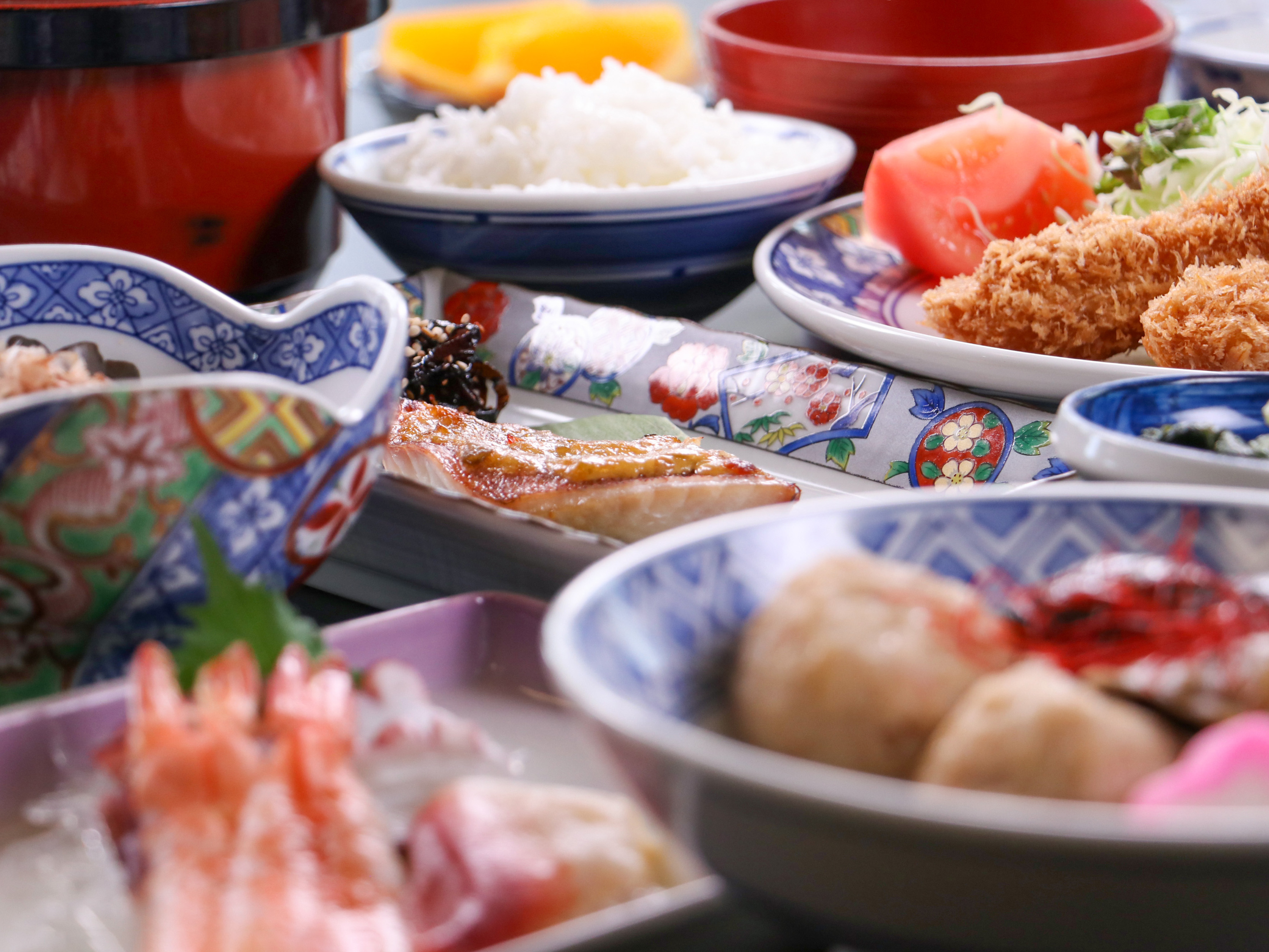 #夕食一例　こだわりの手作り料理が並ぶ、温かみある夕食をご賞味ください