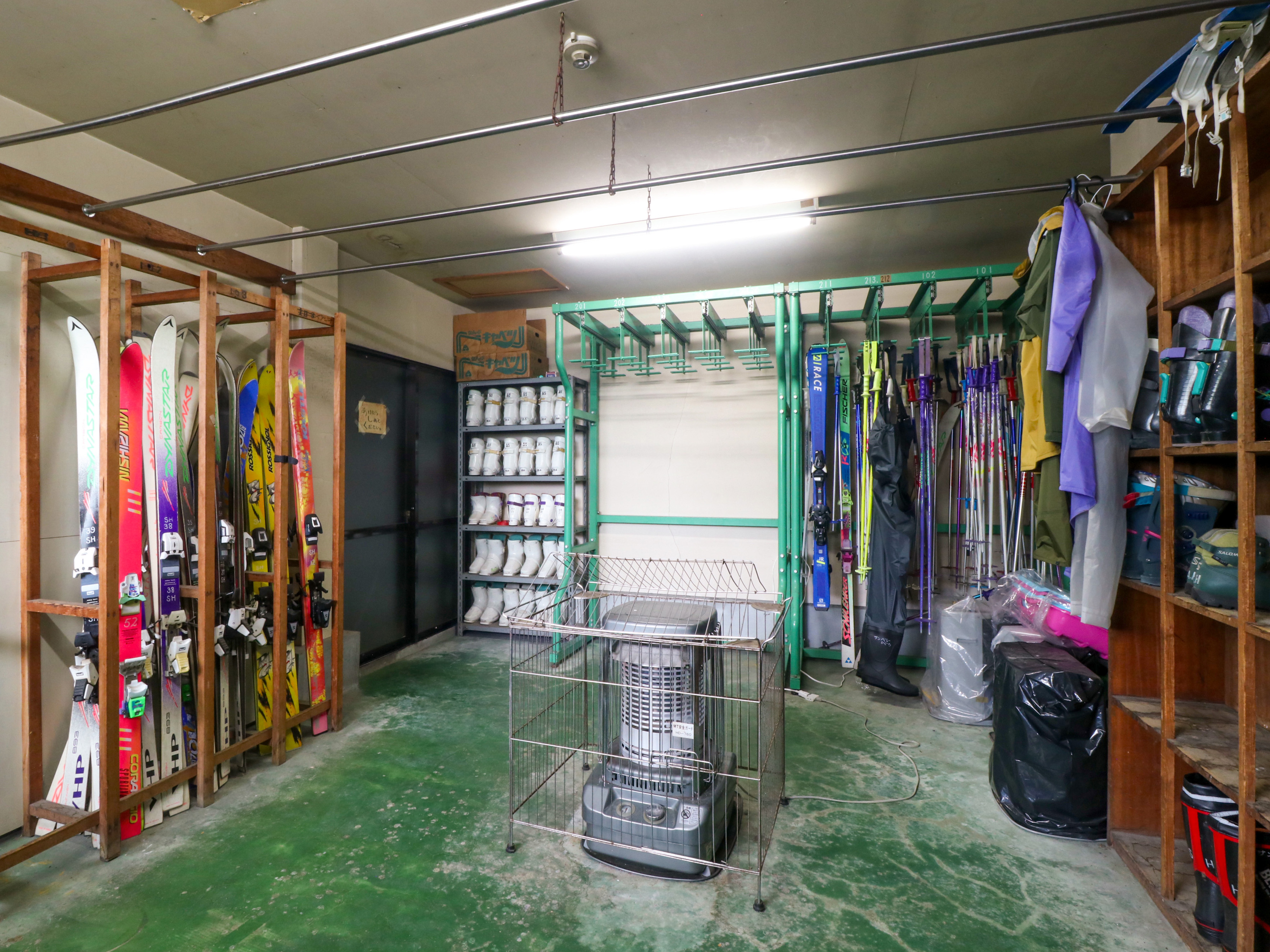 #館内　スキーやスノーボード後の乾燥に便利な専用ルームをご用意しております