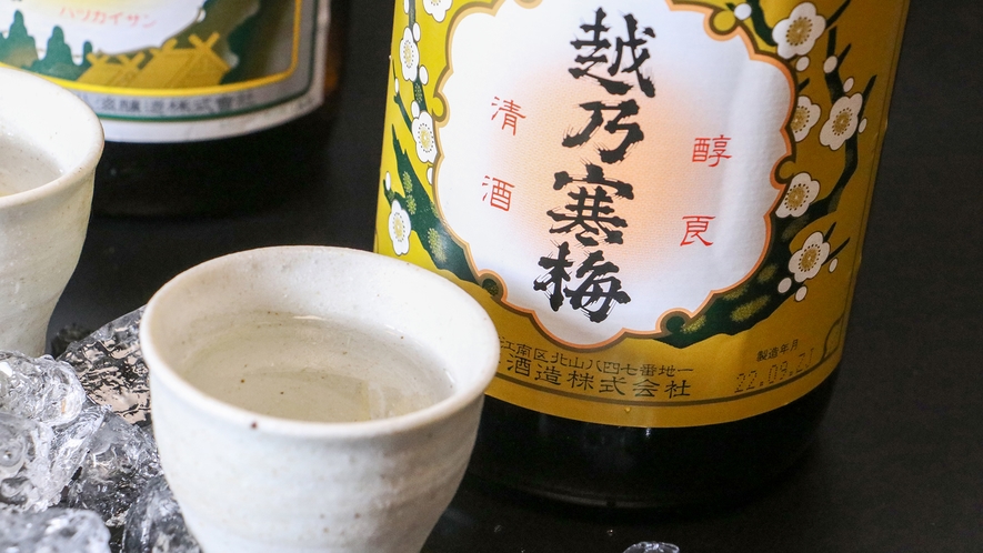 #雪中梅は、米・酒どころである新潟県の地酒です。淡麗辛口の地酒が多い中、甘く芳醇な味わいが特徴です。