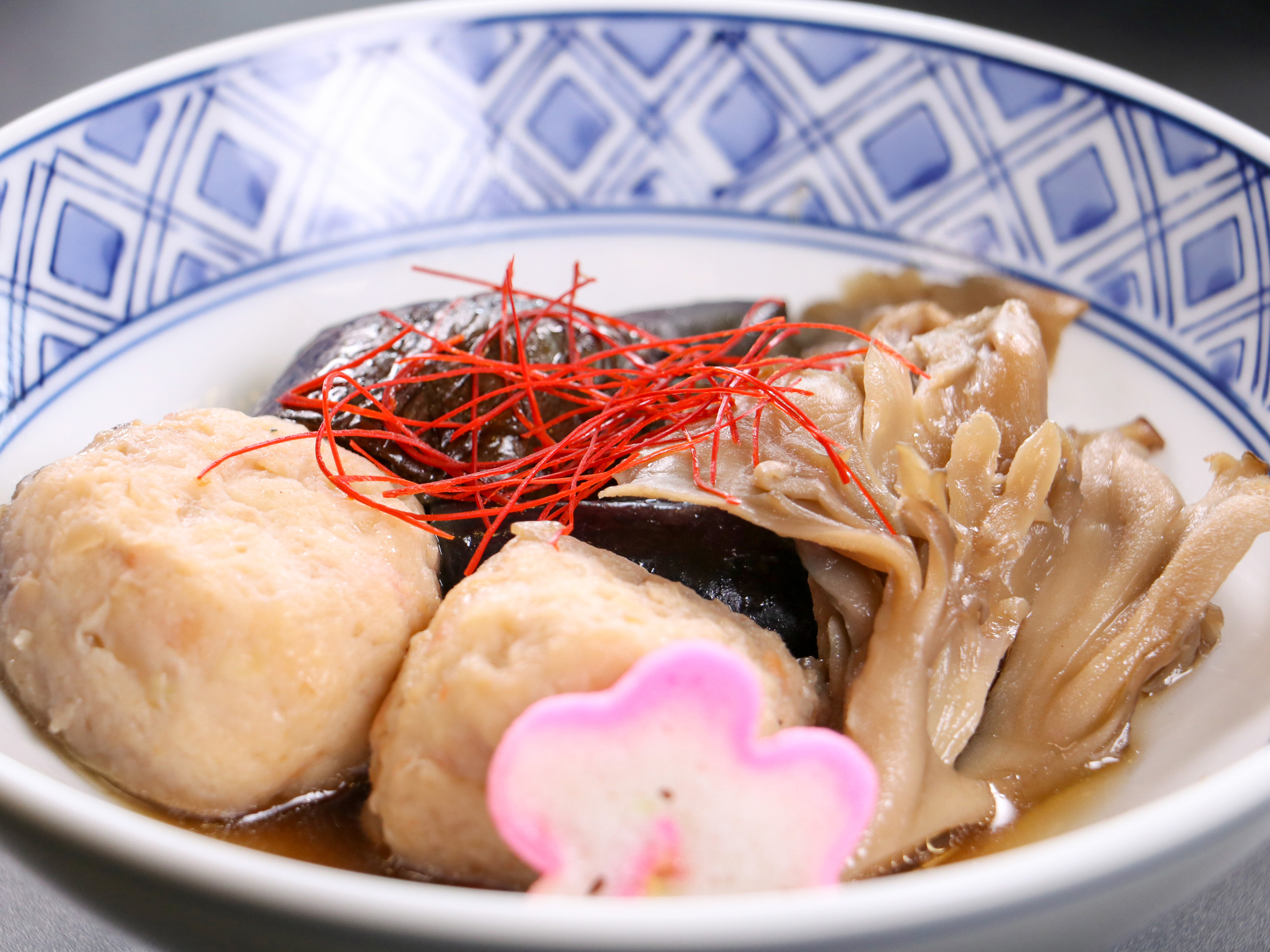 #夕食一例　舞茸の豊かな香りと出汁の旨みが広がる煮物をお楽しみください