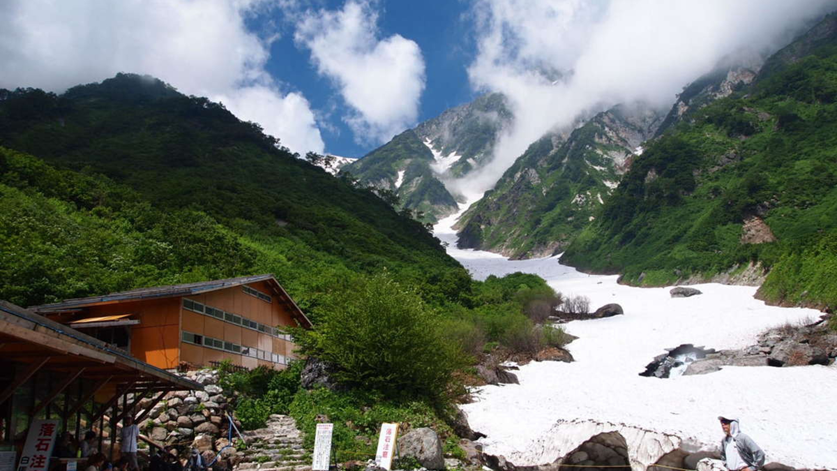 【夏】おすすめの白馬大雪渓。ホテルから車25分8月はバス有、で登山口、そこから75分登ります