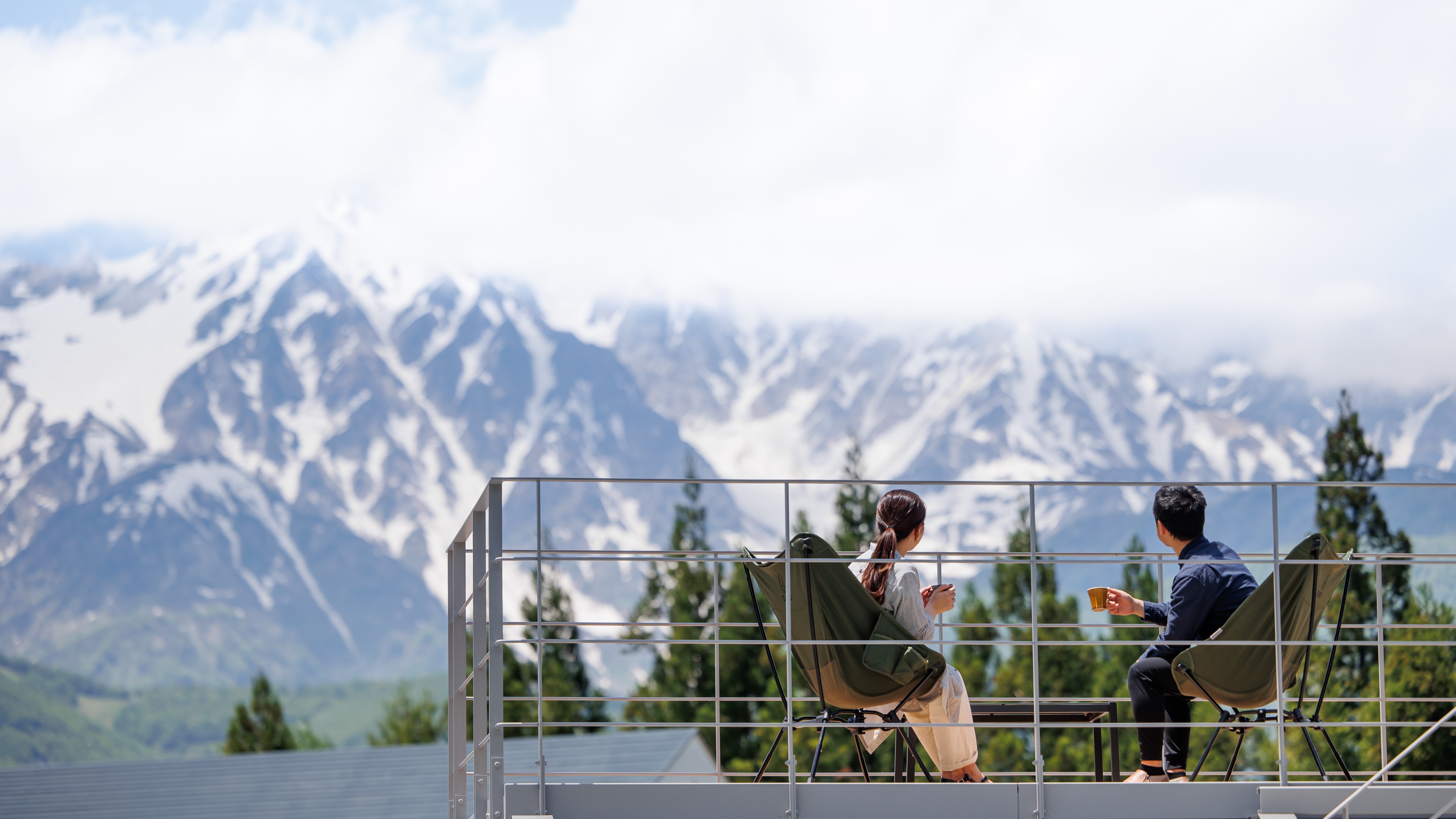 屋上の絶景テラスでは山々や大自然を眺望することができます