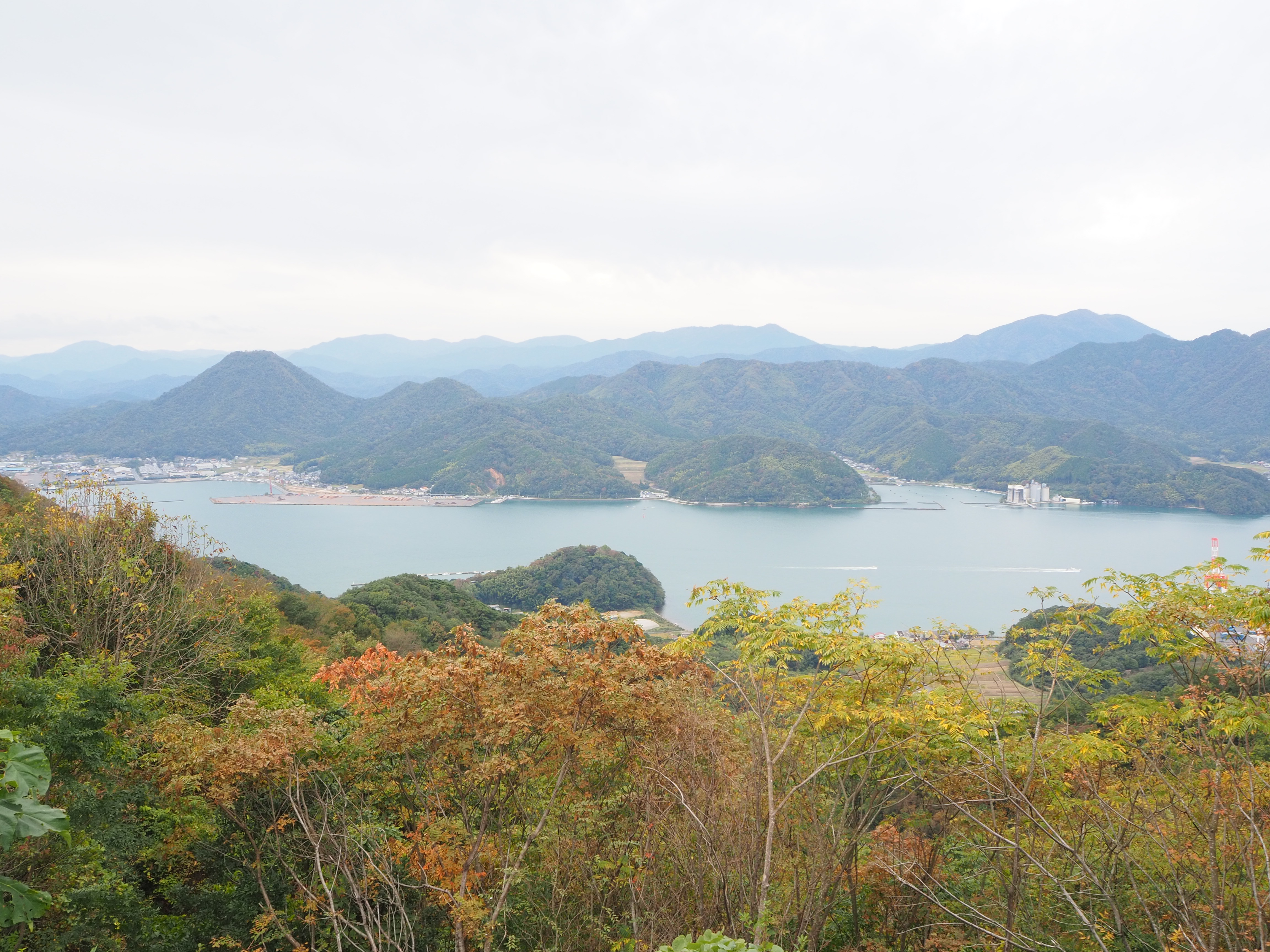 車で約10分の場所にある展望台「五老スカイタワー」からは舞鶴湾の景色を一望できます。