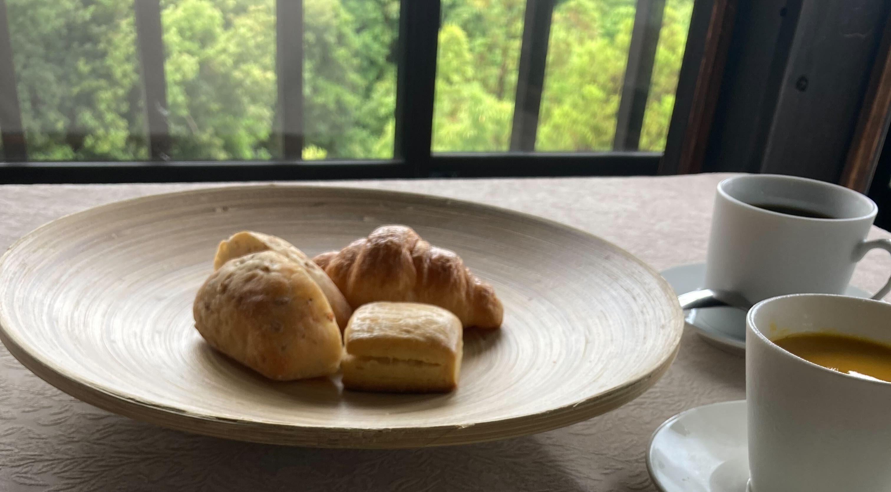 【軽朝食付】3種のパンとコーヒーまたは紅茶のみ