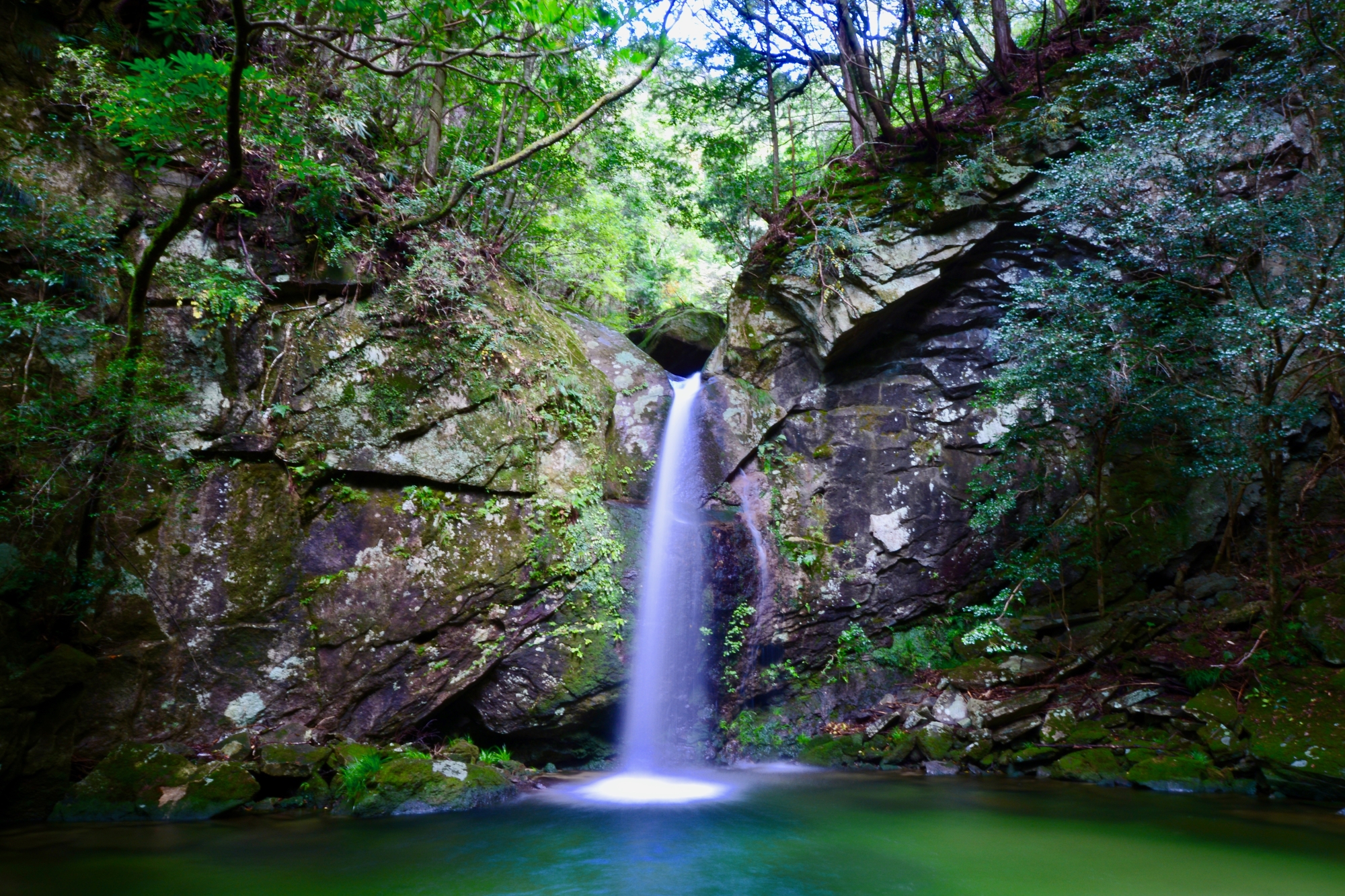 百間山渓谷：当館から車で約40分。秋はもみじや楓が色づき、清流とのコントラストが美しい。